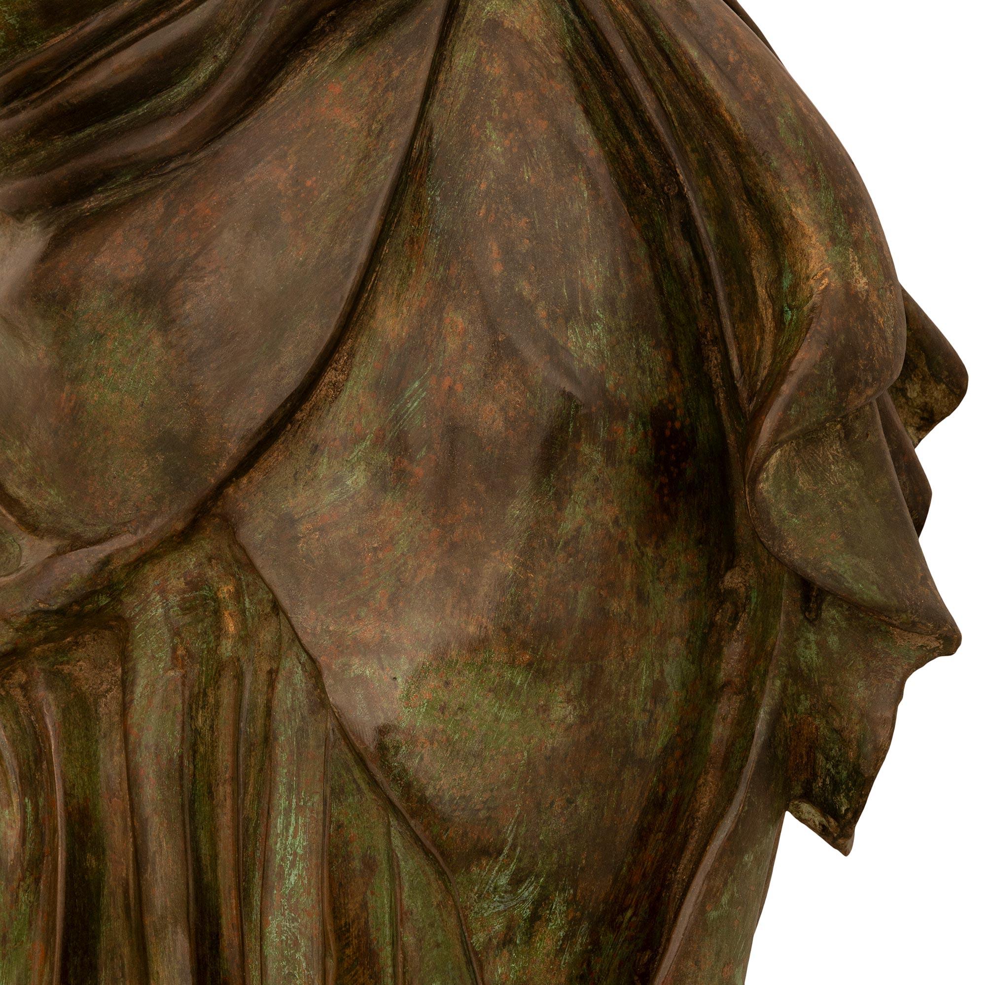 coppia di statue Torchière in bronzo verdastro di fine secolo in vendita 1