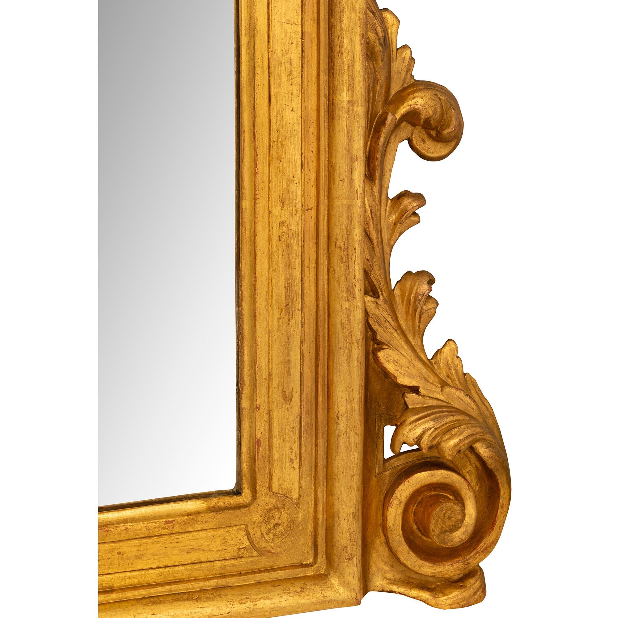 Paire de miroirs italiens Louis XV du 19ème siècle en bois doré en vente 3
