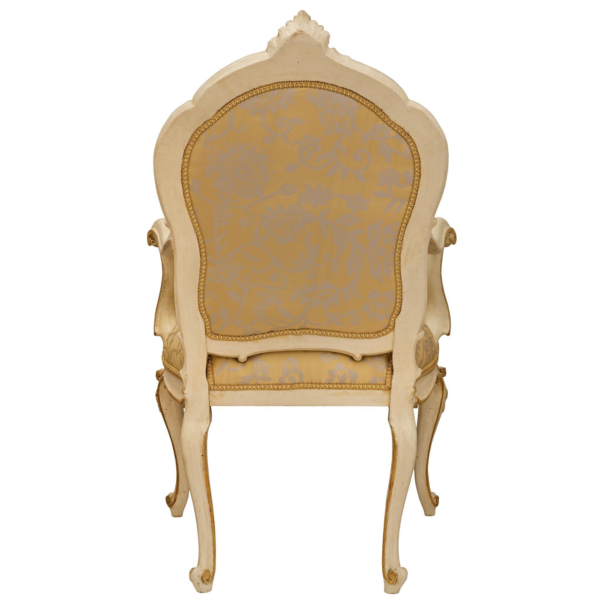 Trueing paire de fauteuils italiens du 19e siècle de style Louis XV patinés et en bois doré en vente 5