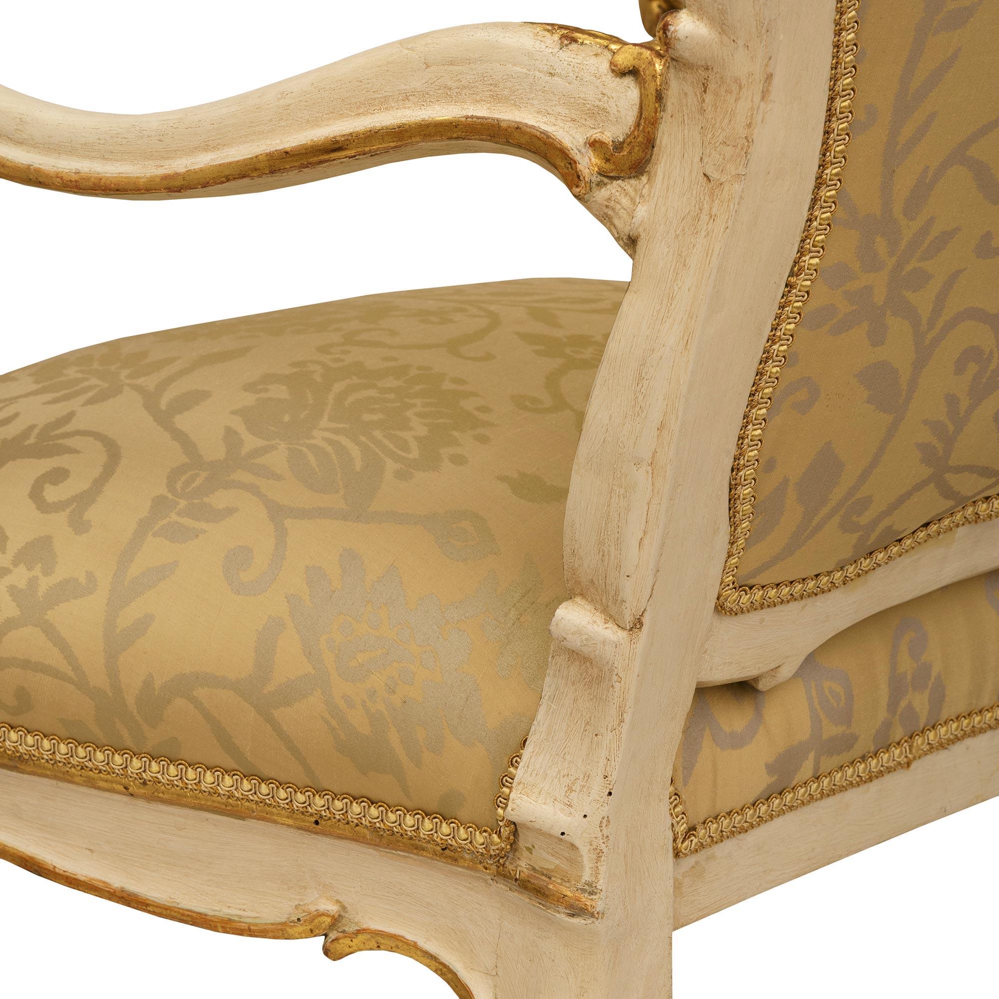 Trueing paire de fauteuils italiens du 19e siècle de style Louis XV patinés et en bois doré en vente 1