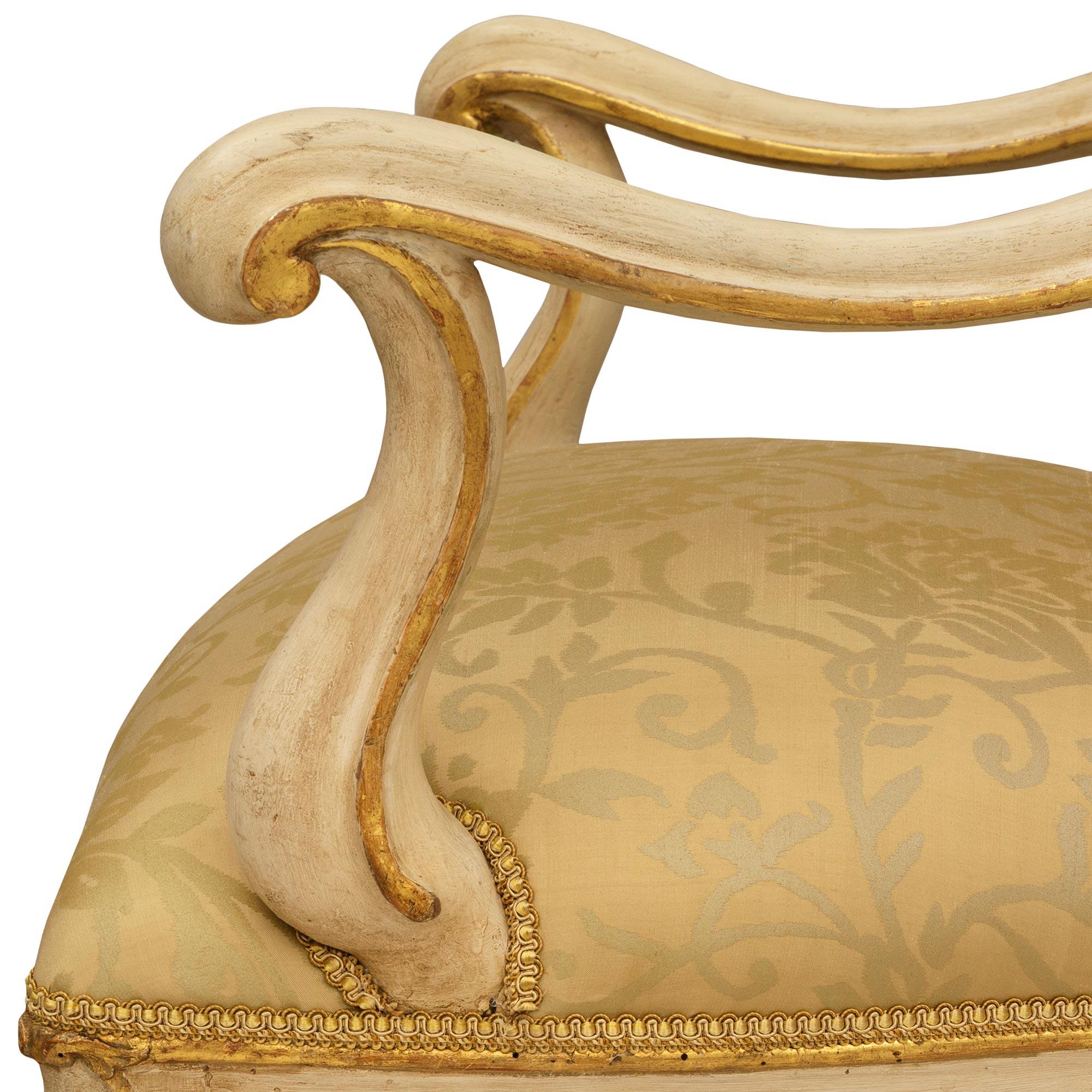 Trueing paire de fauteuils italiens du 19e siècle de style Louis XV patinés et en bois doré en vente 2