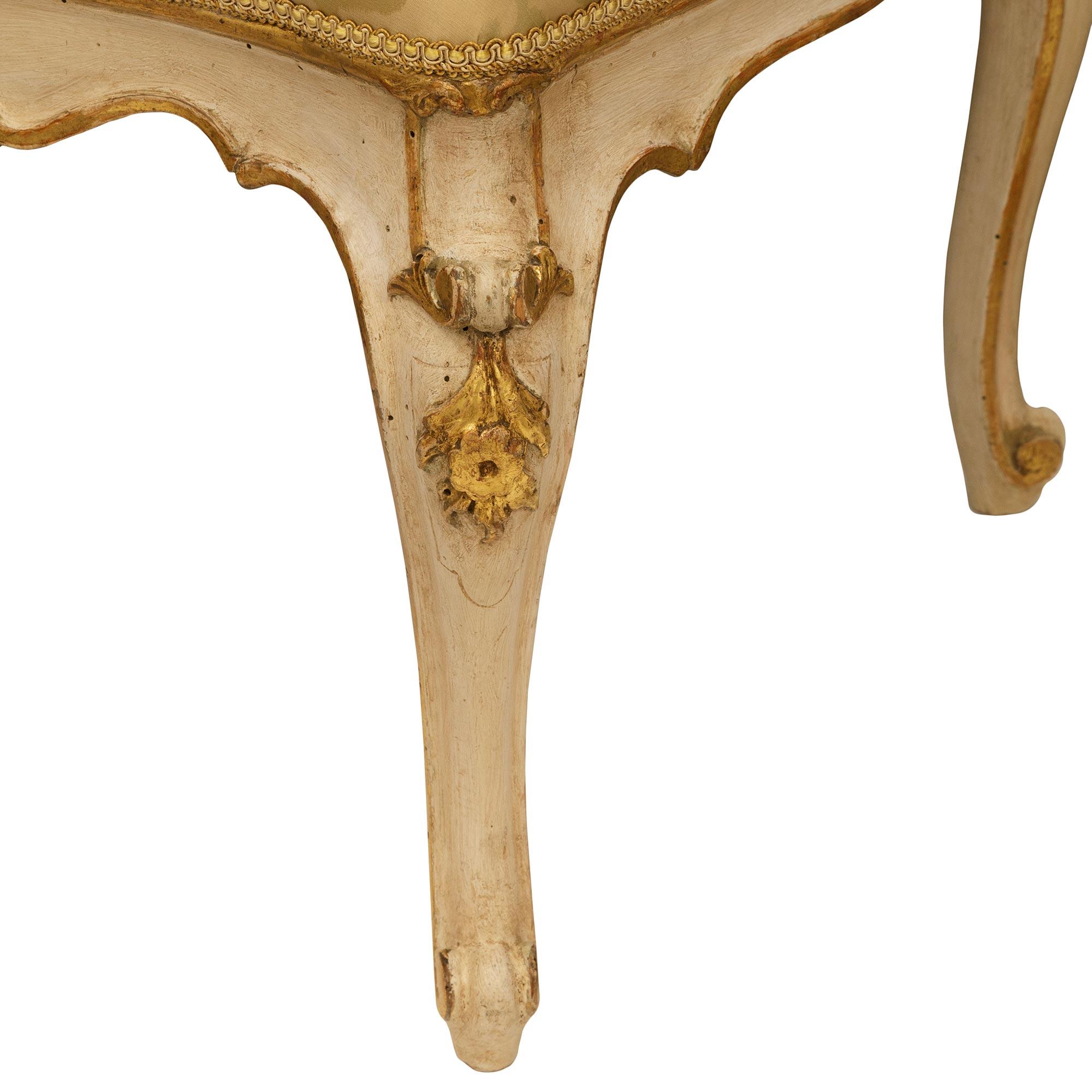 Trueing paire de fauteuils italiens du 19e siècle de style Louis XV patinés et en bois doré en vente 3