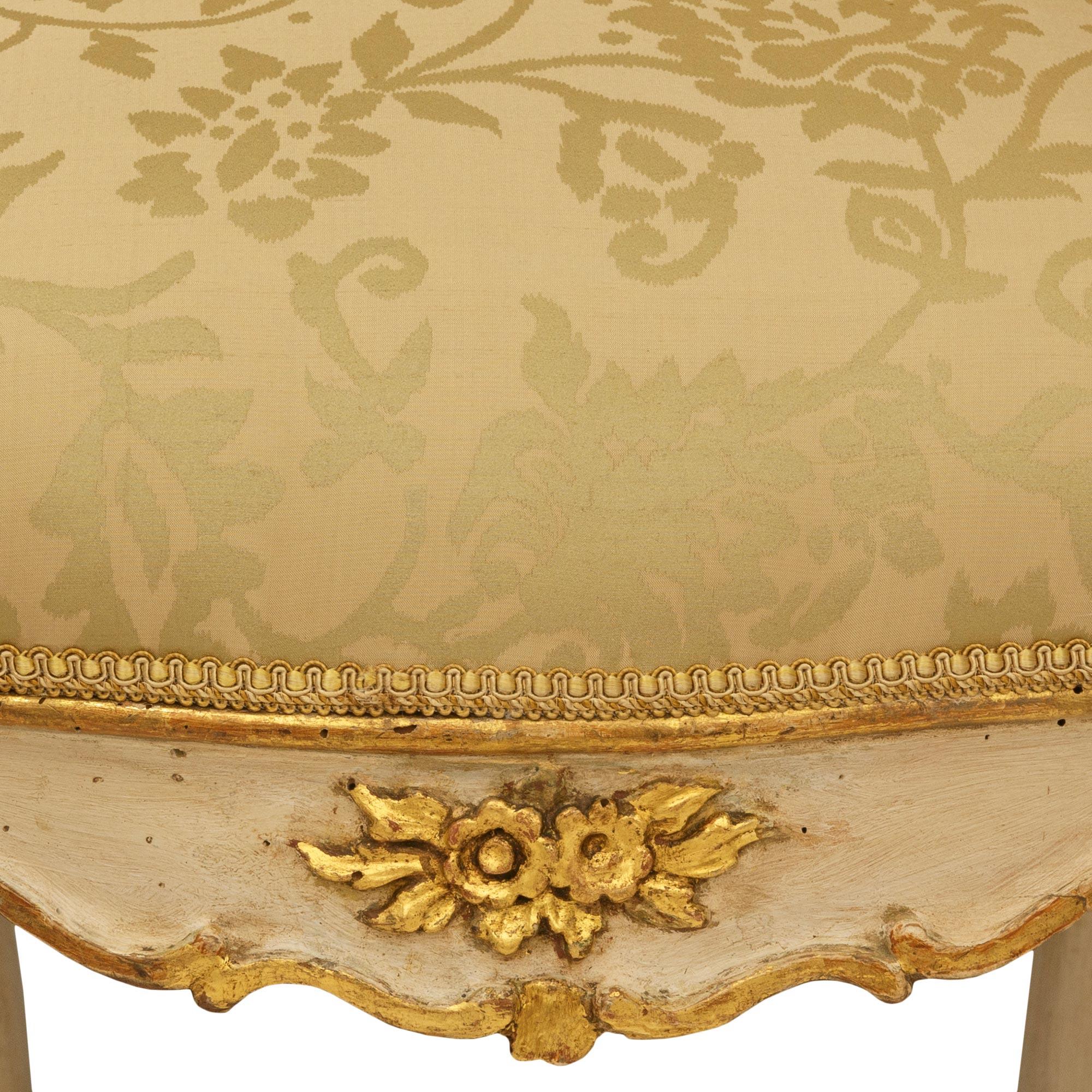 Trueing paire de fauteuils italiens du 19e siècle de style Louis XV patinés et en bois doré en vente 4