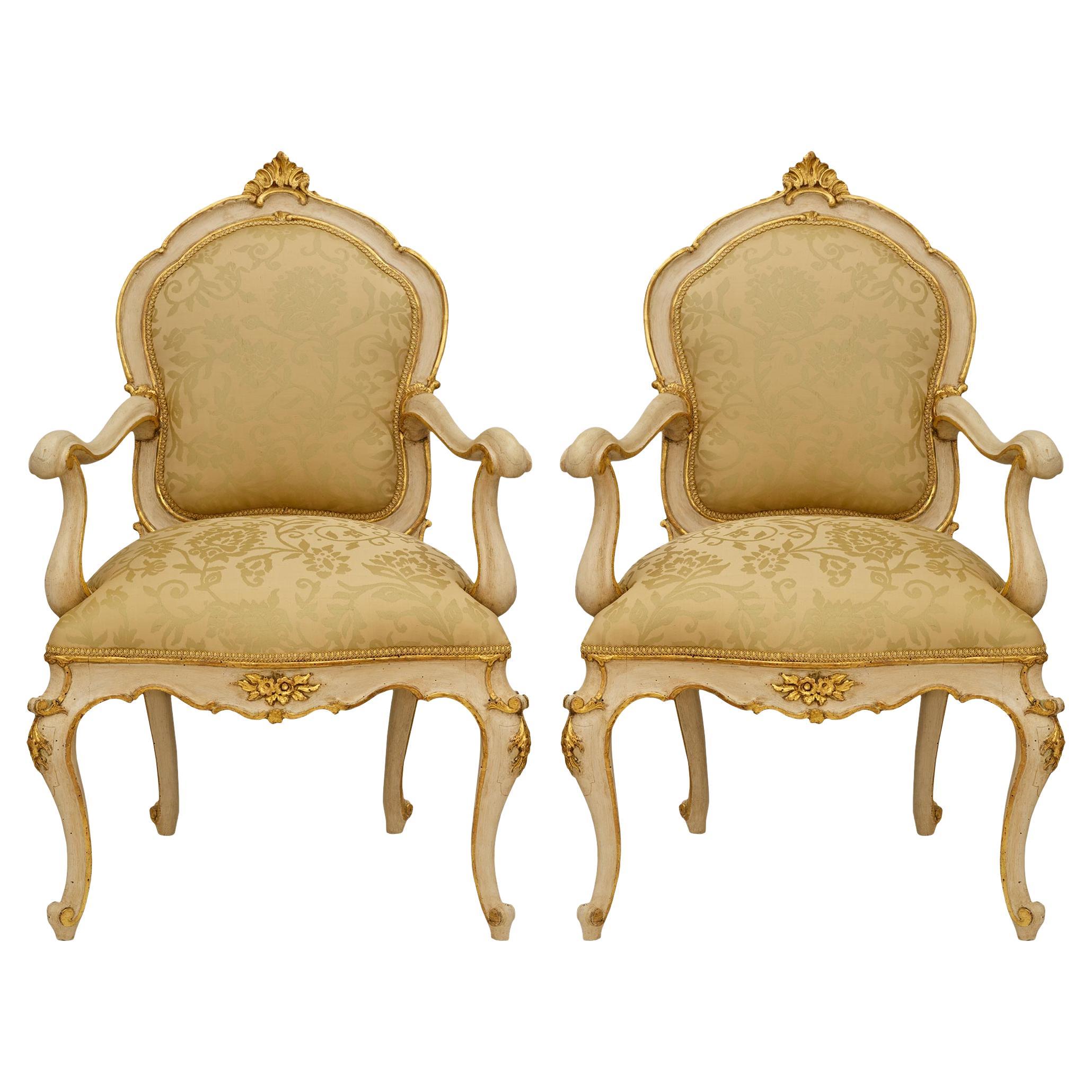 Trueing paire de fauteuils italiens du 19e siècle de style Louis XV patinés et en bois doré