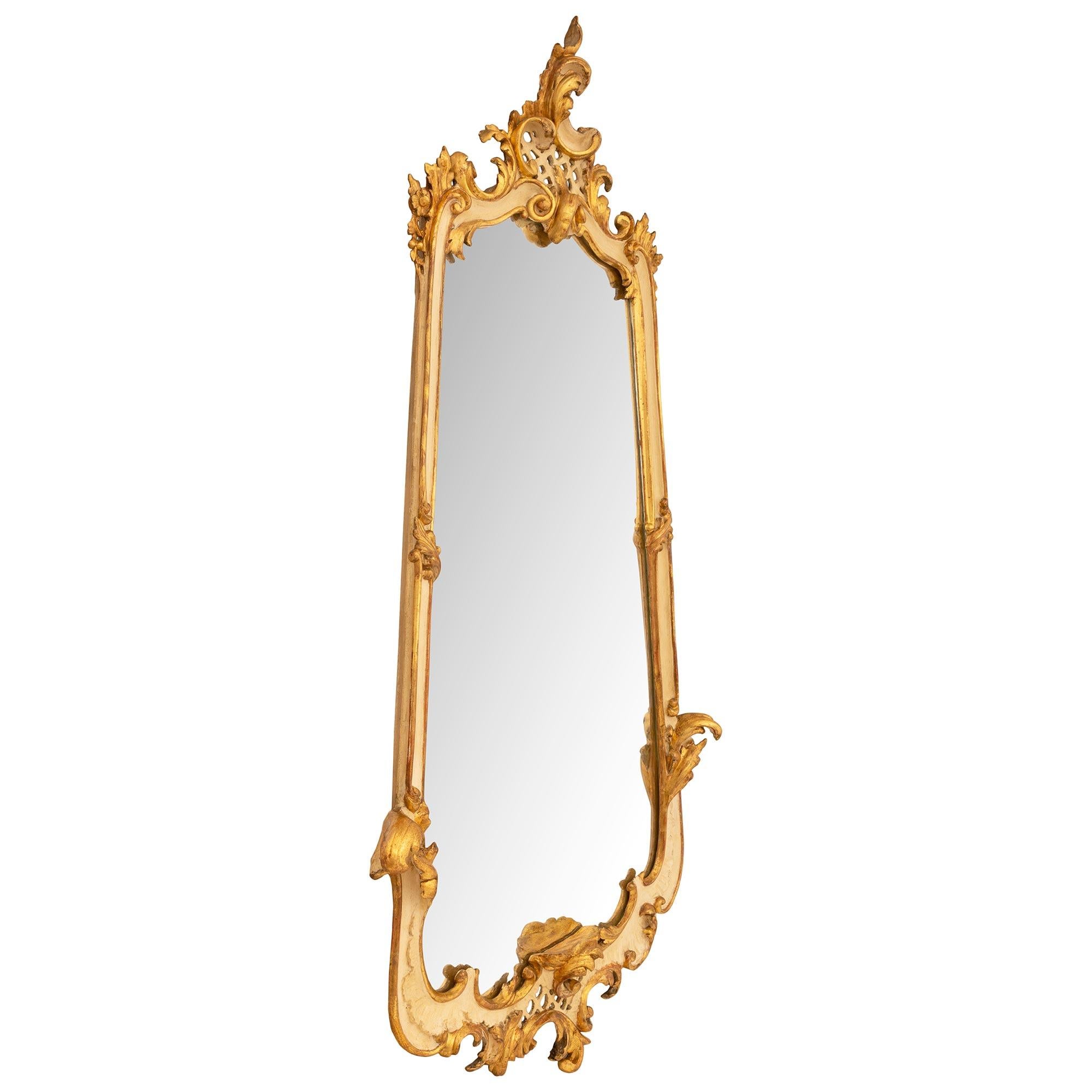 Trueing Paar italienische Spiegel aus dem 19. Jahrhundert, Louis XV, patiniert und aus Giltwood (Louis XV.) im Angebot