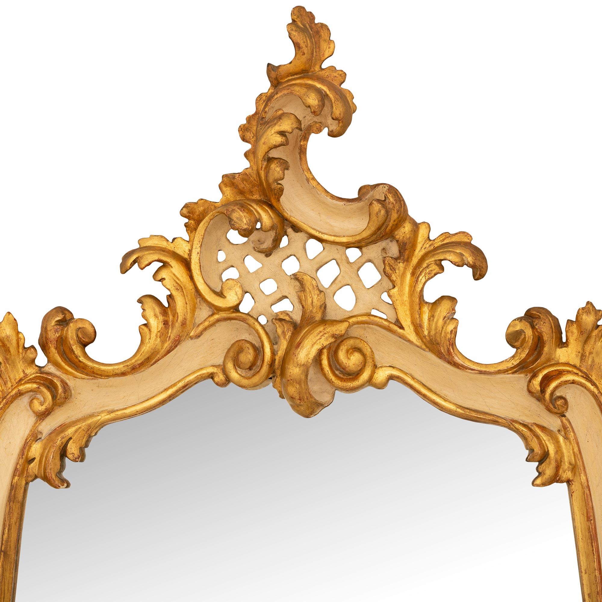 Trueing Paar italienische Spiegel aus dem 19. Jahrhundert, Louis XV, patiniert und aus Giltwood (Italienisch) im Angebot