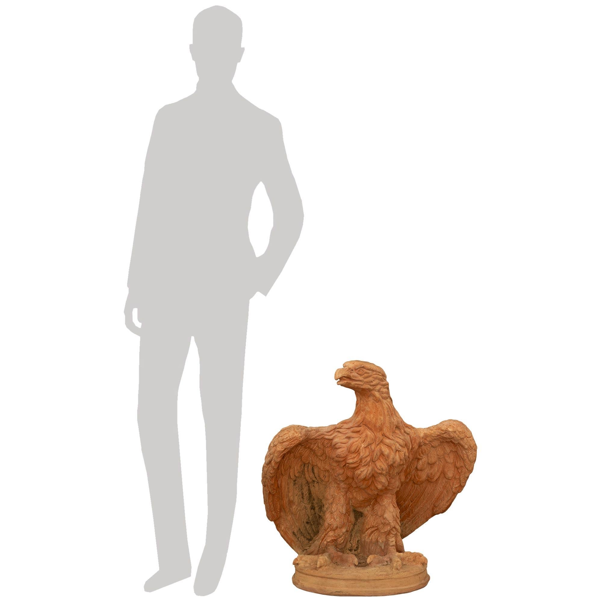 Una sensazionale e impressionante coppia di aquile di terracotta italiane del XIX secolo. Ogni statua meravigliosamente scolpita di un'aquila toscana è sollevata da una base circolare con un raffinato bordo screziato. Le due aquile dalle ali aperte