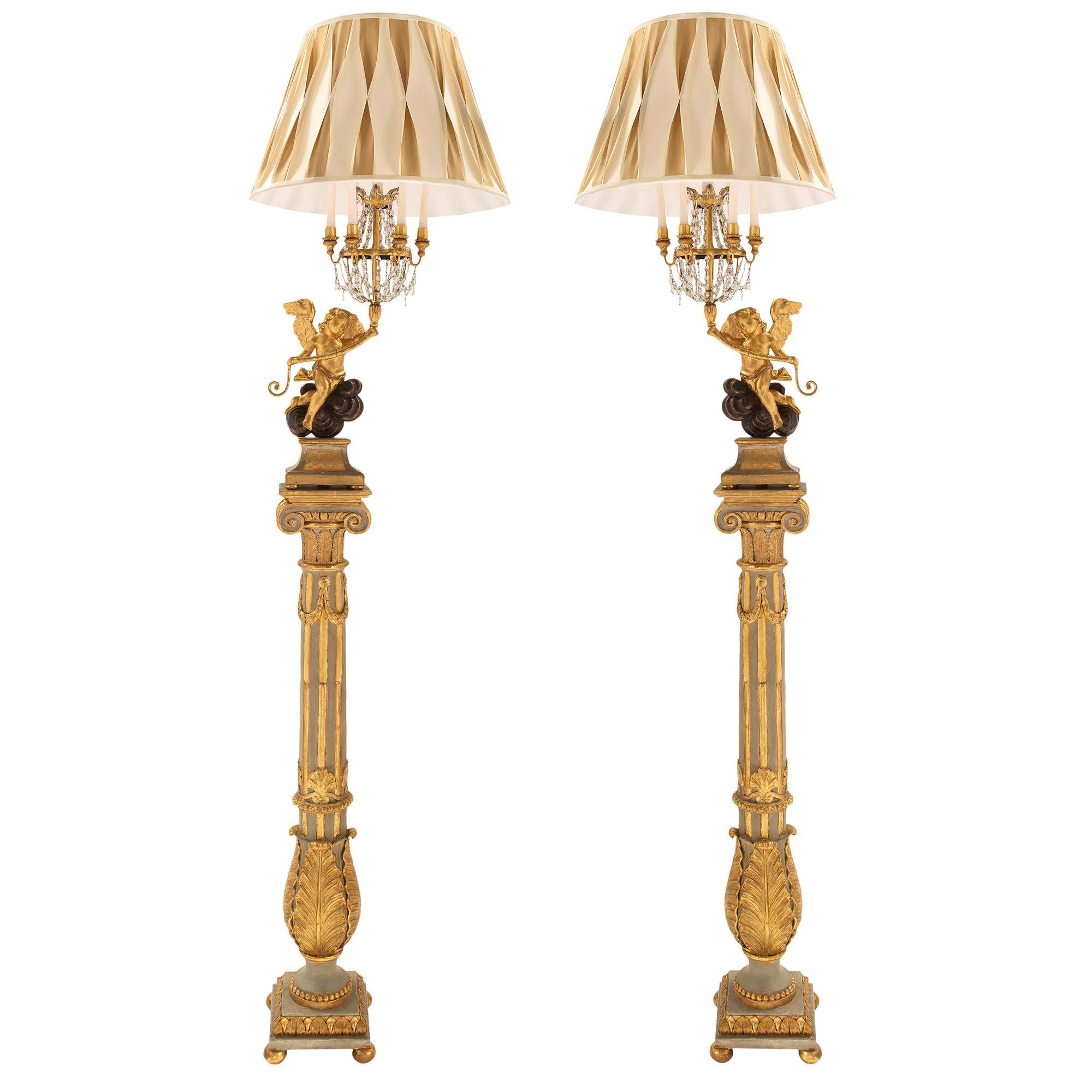 Paire de véritables lampadaires italiens en bois doré de style Louis XVI du début du XIXe siècle