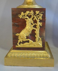 True True, Paar neoklassische Urnen aus Goldbronze und rotem Marmor mit Deckel