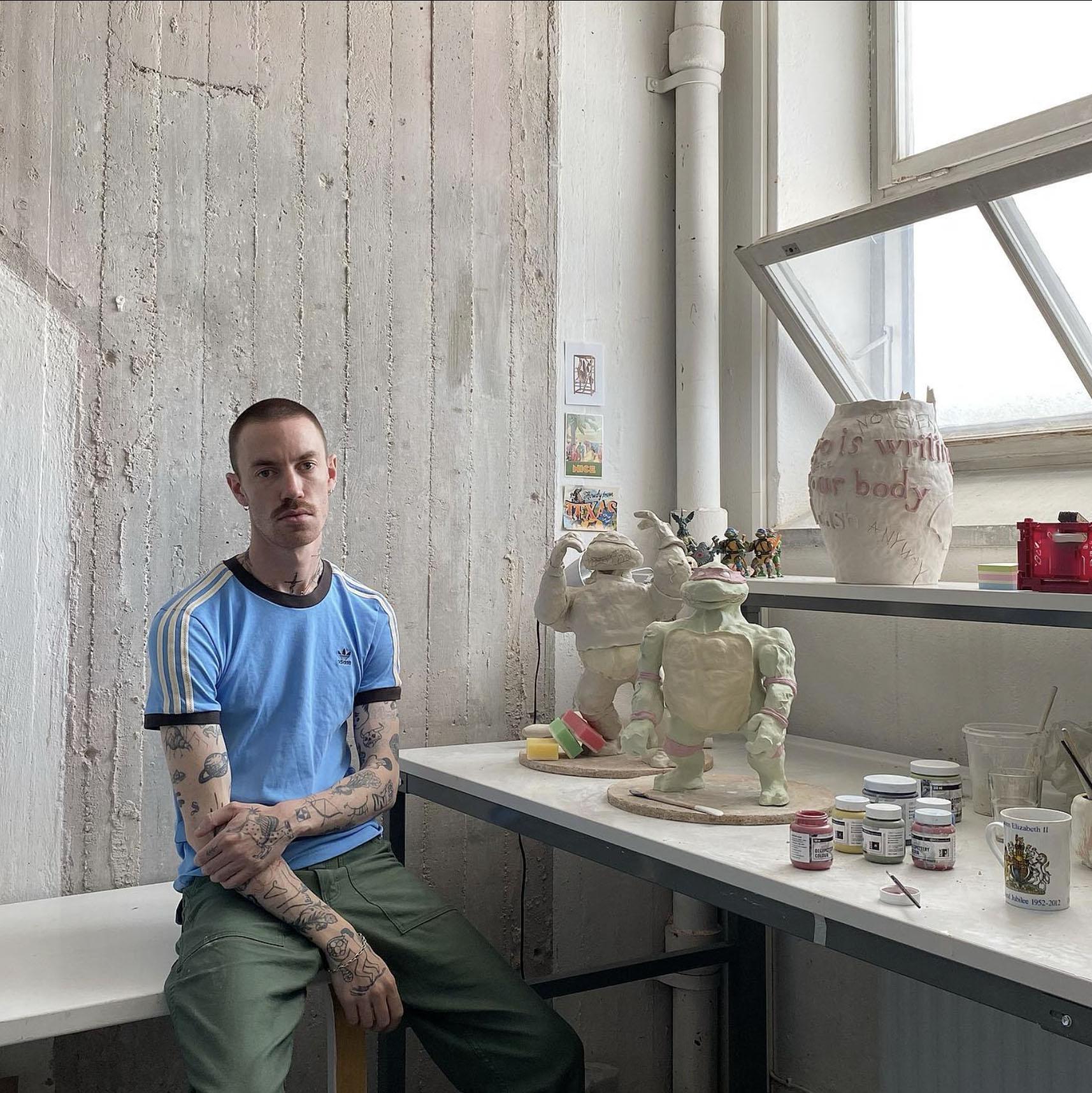 Truls Mårtensson (b, 1993, Linköping) works with ceramics to transform the societal consumer culture in to his pieces, where his references to historical pop-art does not go unnoticed. The critique of a digitalized and capitalistic society in