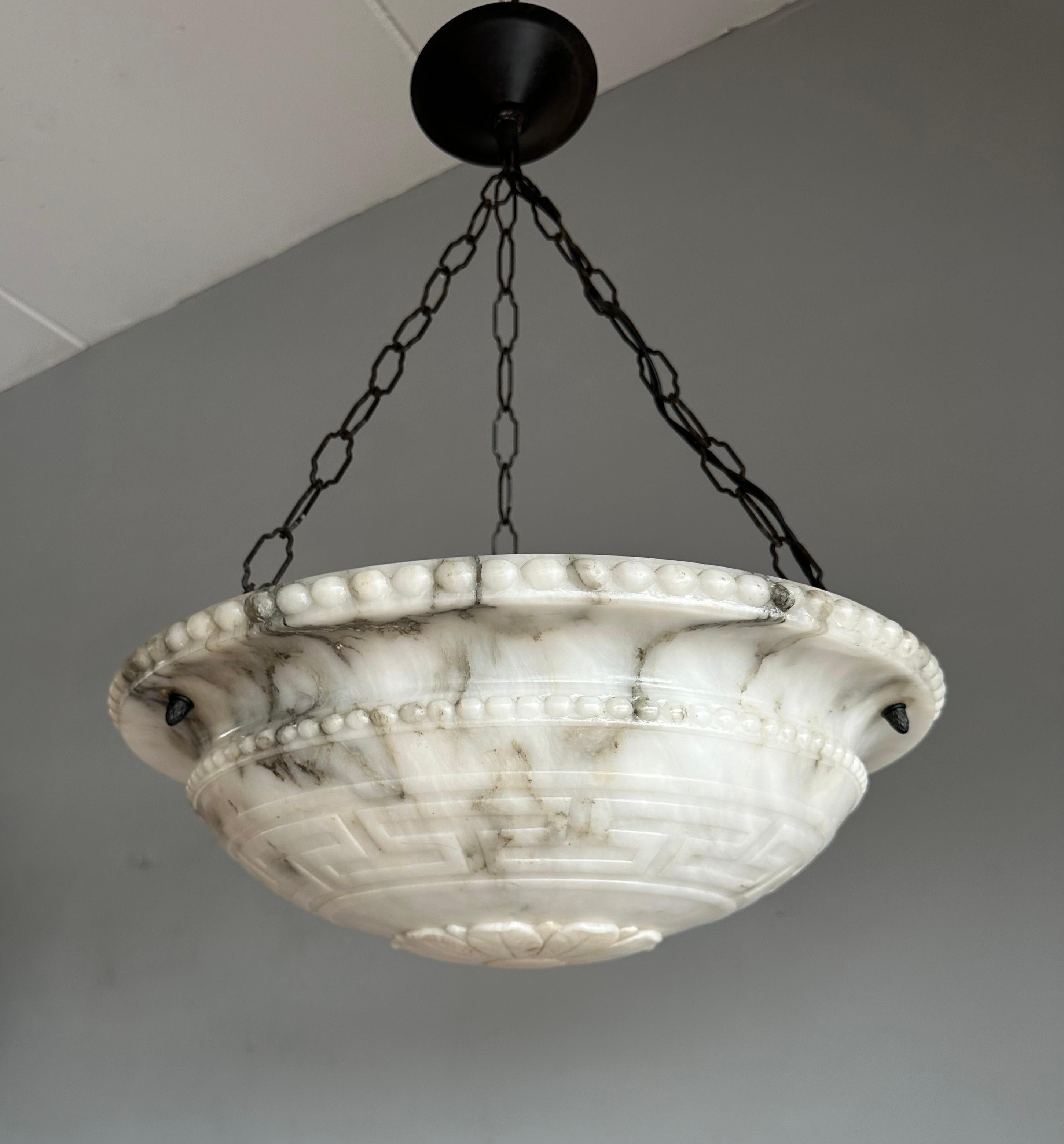 Lampe à suspension Art déco en albâtre blanc véritablement semblable à un marbre avec motif de clé grecque en vente 2
