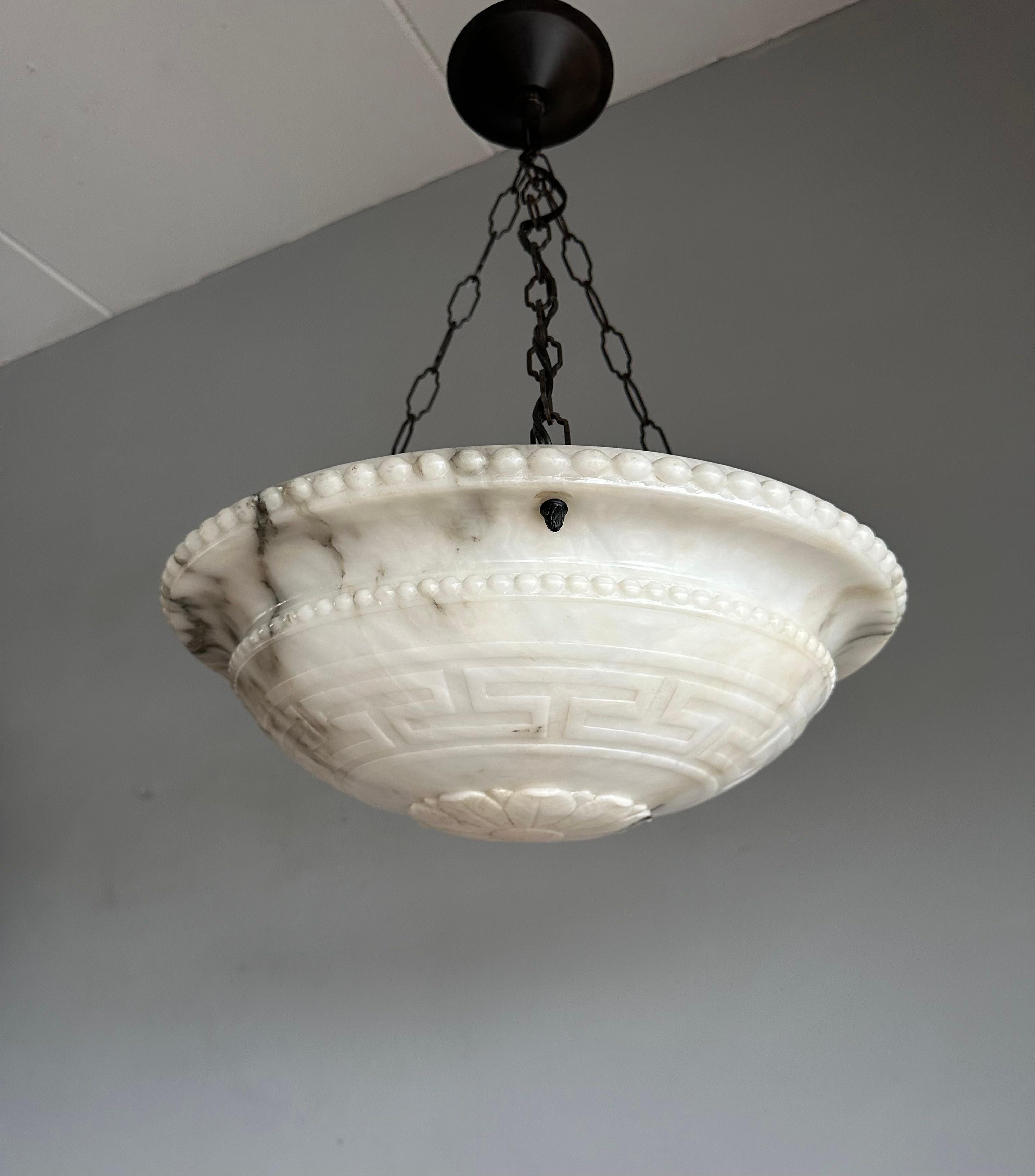 Lampe à suspension Art déco en albâtre blanc véritablement semblable à un marbre avec motif de clé grecque en vente 3