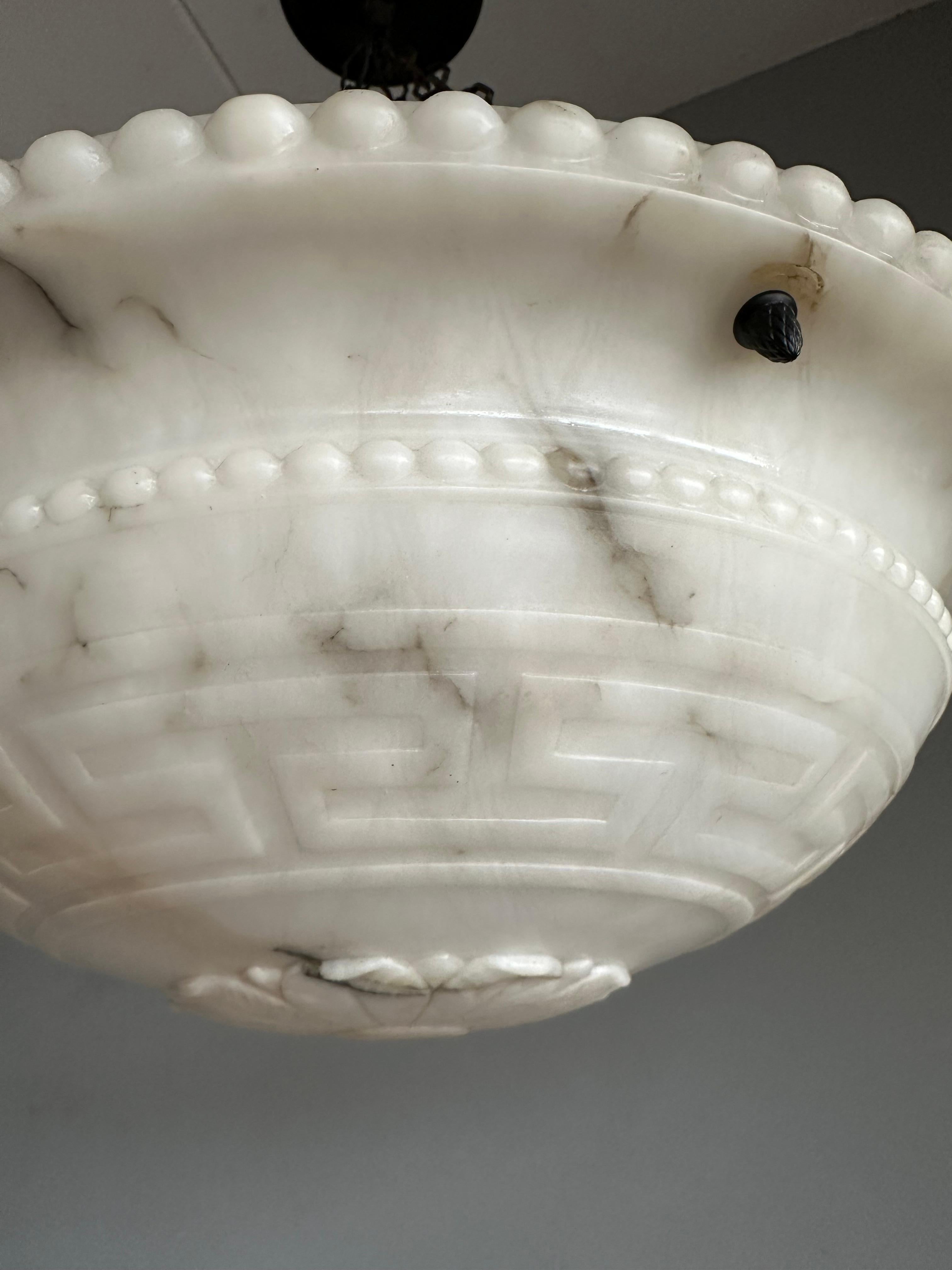 Lampe à suspension Art déco en albâtre blanc véritablement semblable à un marbre avec motif de clé grecque en vente 5