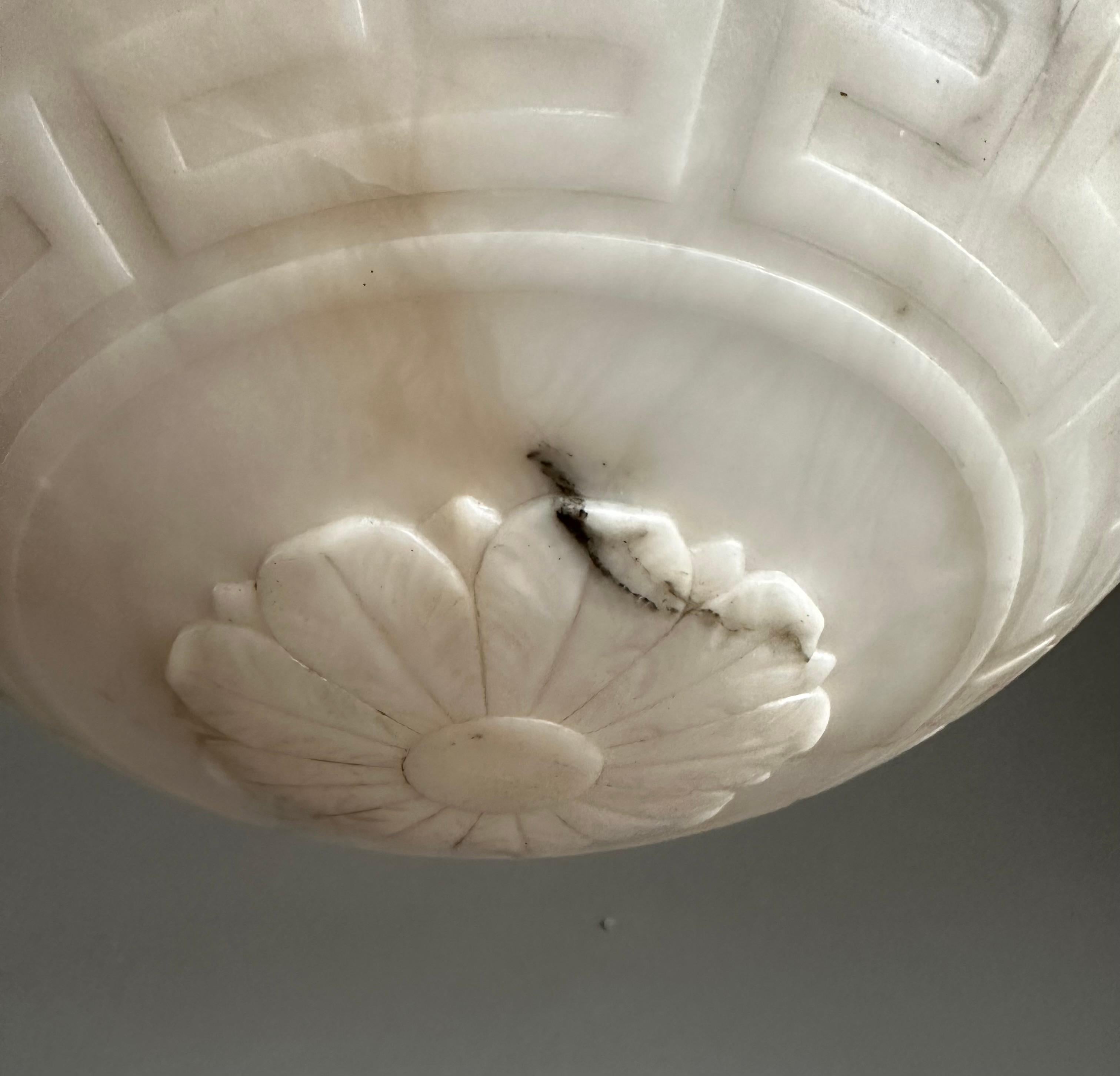 Lampe à suspension Art déco en albâtre blanc véritablement semblable à un marbre avec motif de clé grecque en vente 7