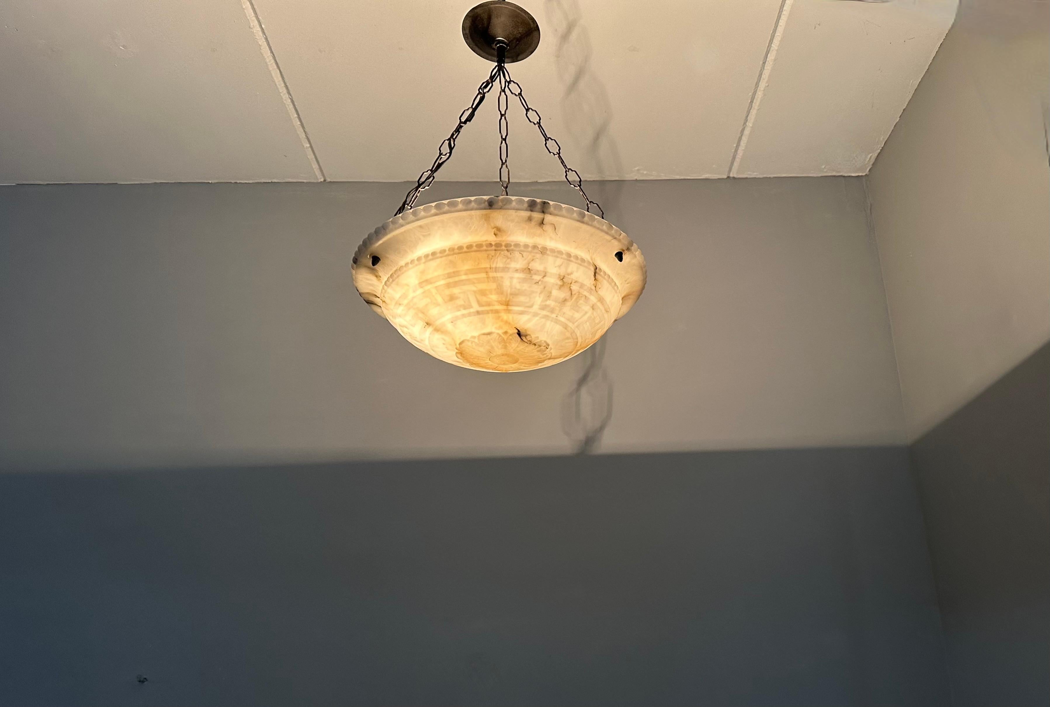 Lampe à suspension Art déco en albâtre blanc véritablement semblable à un marbre avec motif de clé grecque en vente 8