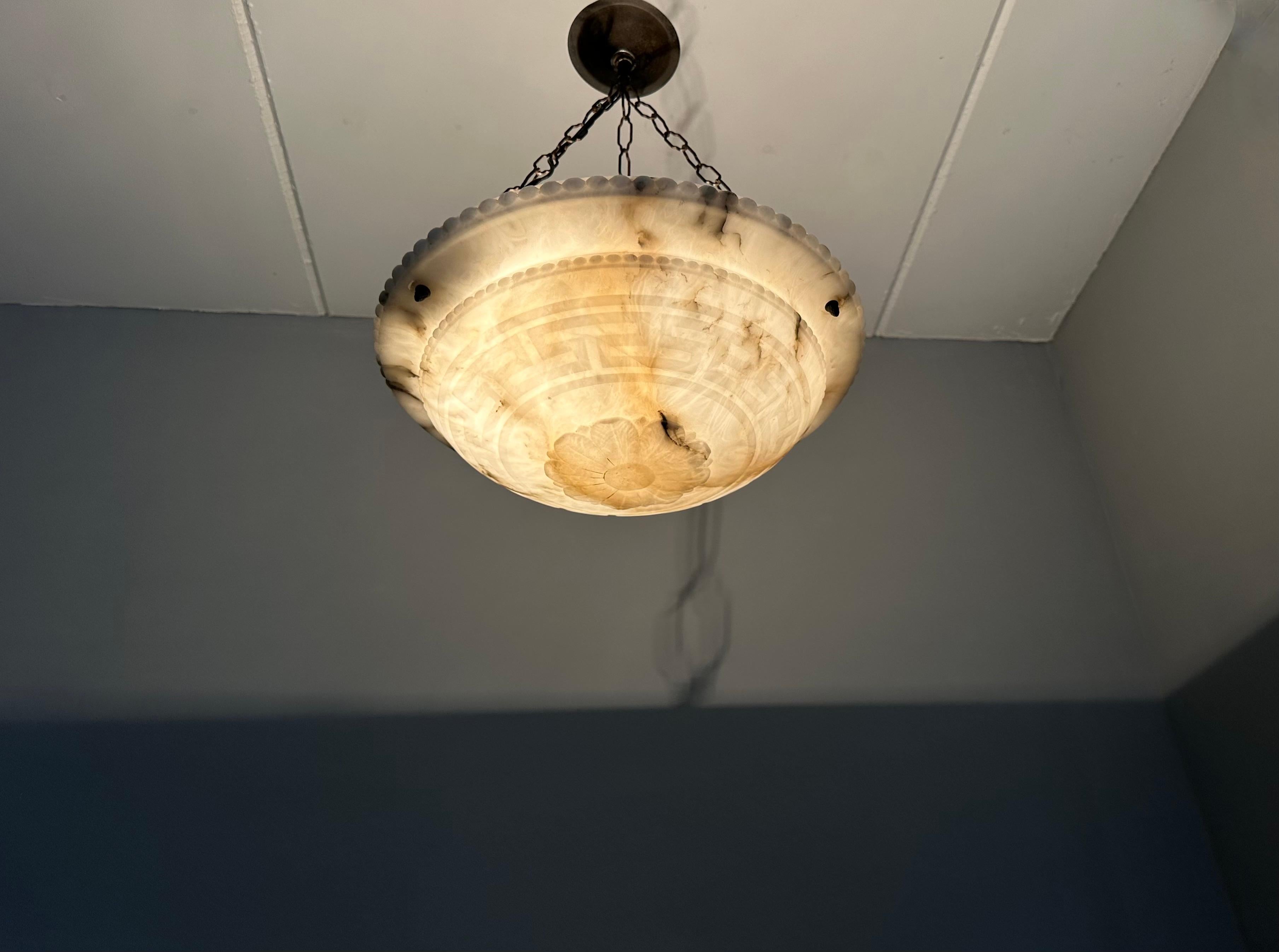 Lampe à suspension Art déco en albâtre blanc véritablement semblable à un marbre avec motif de clé grecque en vente 9