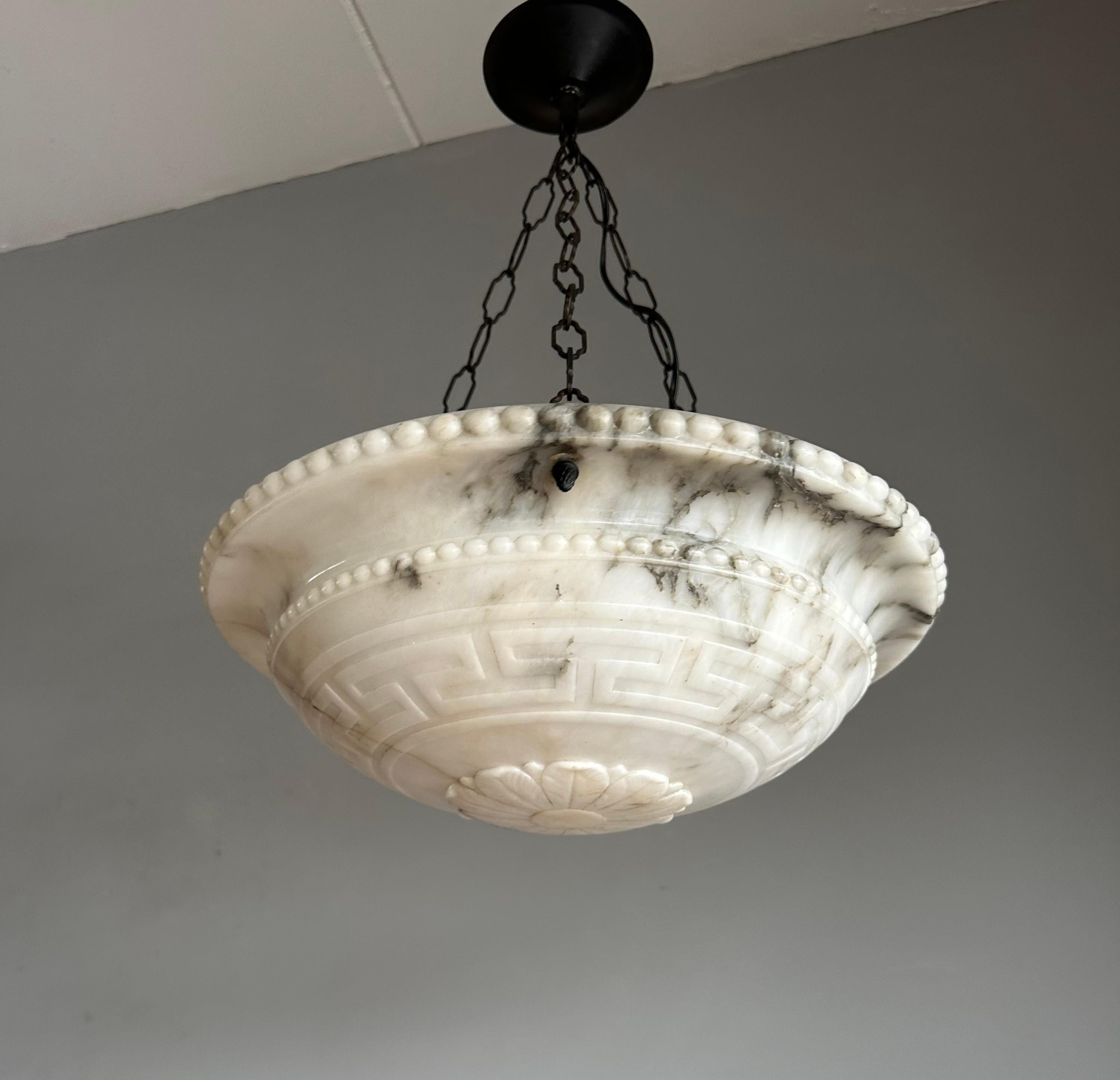 Lampe à suspension Art déco en albâtre blanc véritablement semblable à un marbre avec motif de clé grecque en vente 10