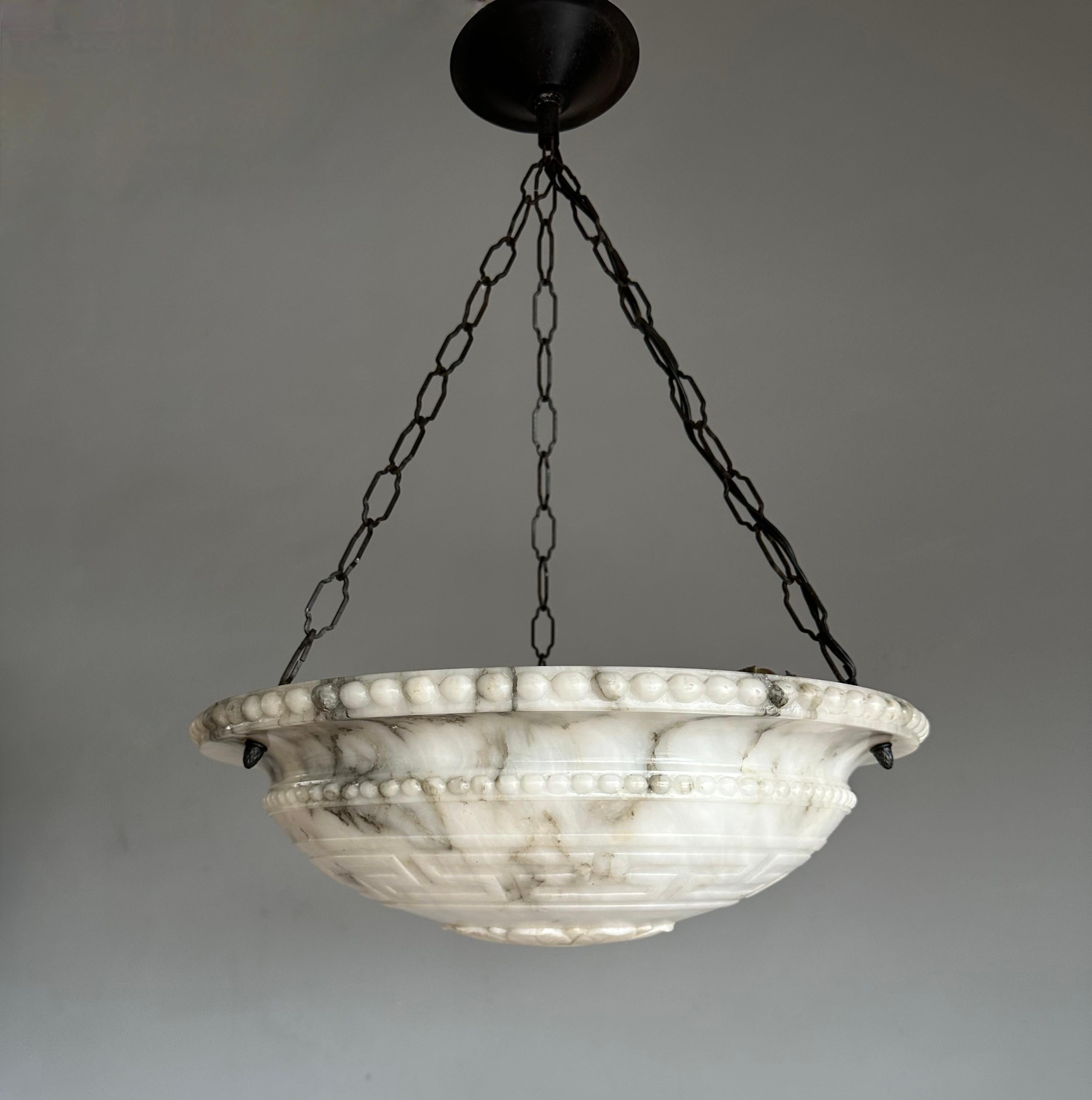 Exceptionnel lustre antique en albâtre pour un hall d'entrée, une chambre ou toute autre pièce.

Ce luminaire en pierre minérale de grande taille est également accompagné d'une chaîne et d'un baldaquin assortis. Le superbe design et la couleur