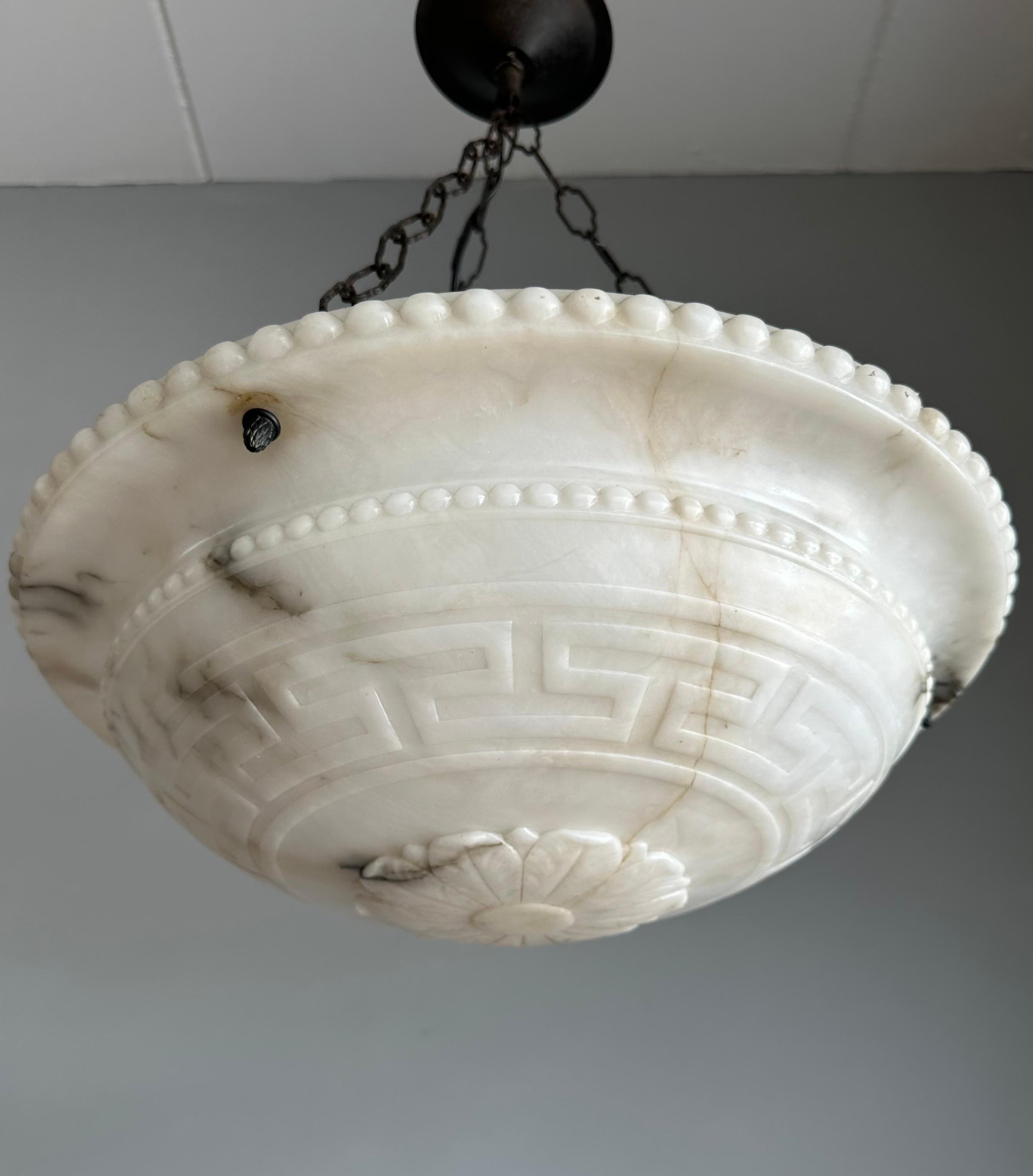 Lampe à suspension Art déco en albâtre blanc véritablement semblable à un marbre avec motif de clé grecque en vente 12