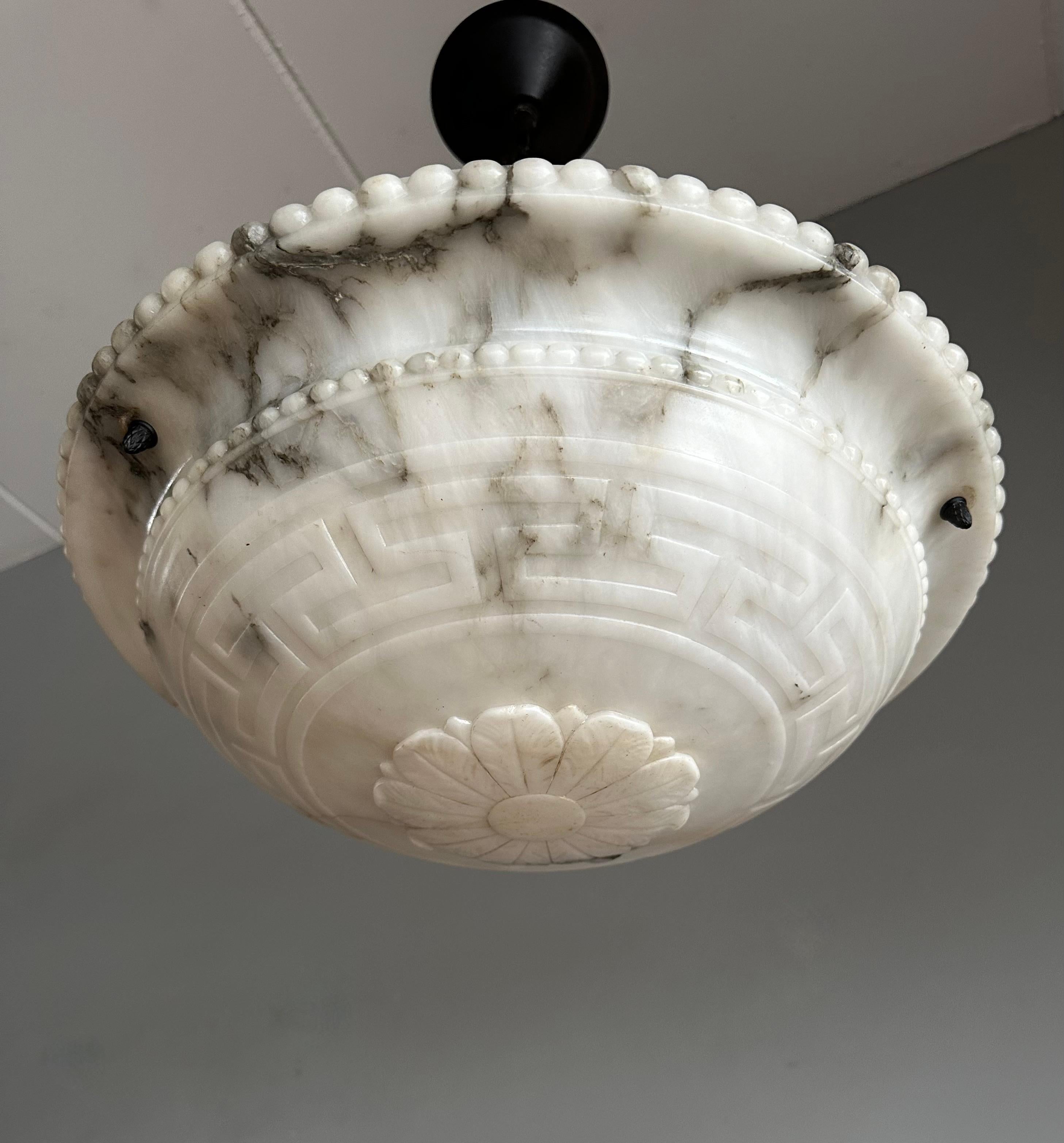 Romain classique Lampe à suspension Art déco en albâtre blanc véritablement semblable à un marbre avec motif de clé grecque en vente