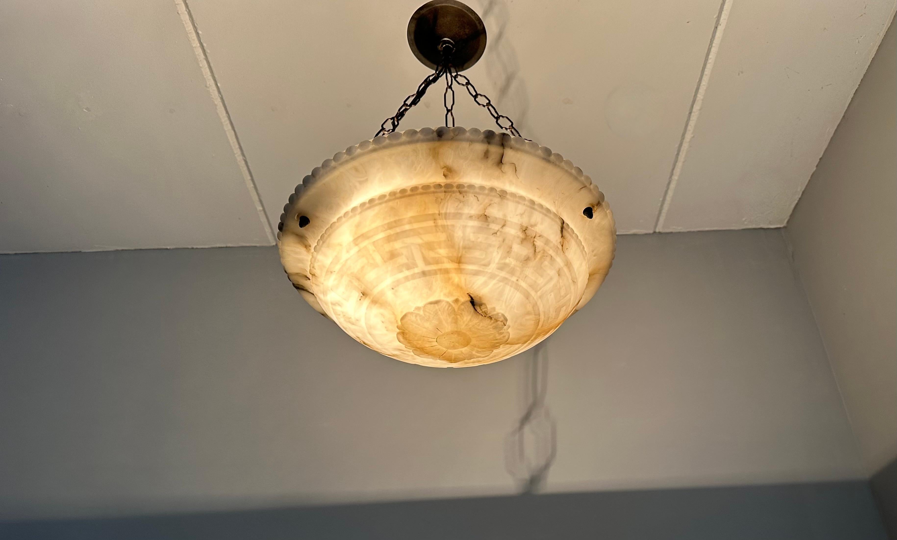 italien Lampe à suspension Art déco en albâtre blanc véritablement semblable à un marbre avec motif de clé grecque en vente