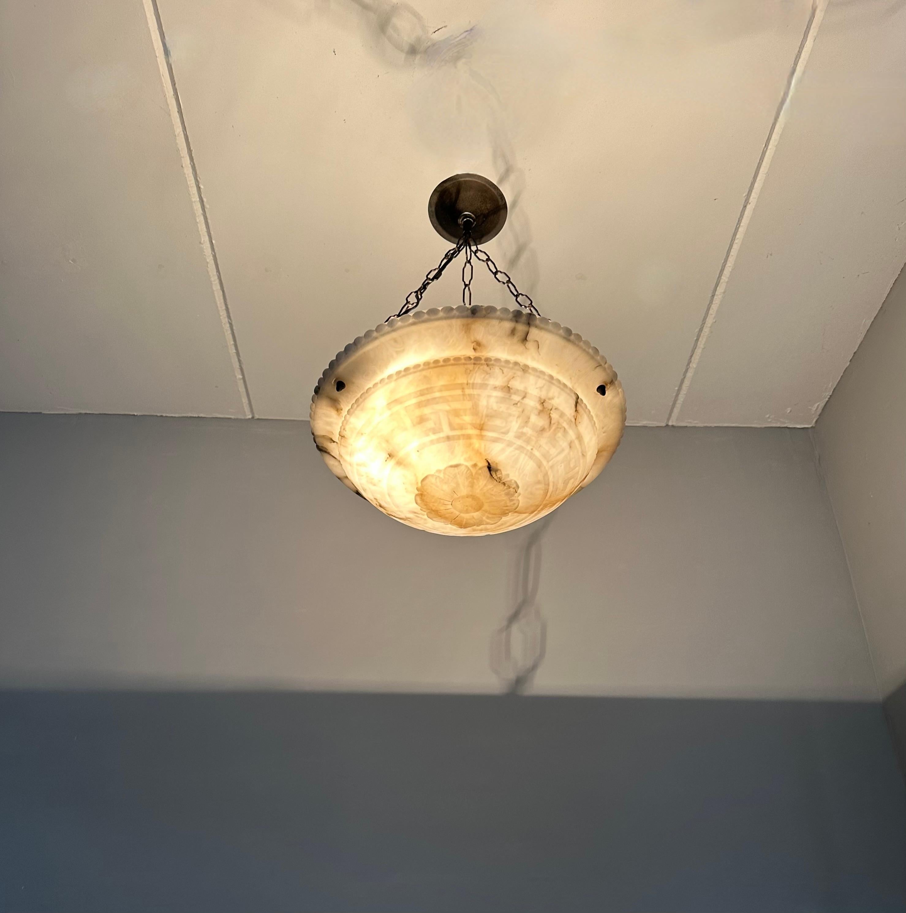 Sculpté à la main Lampe à suspension Art déco en albâtre blanc véritablement semblable à un marbre avec motif de clé grecque en vente