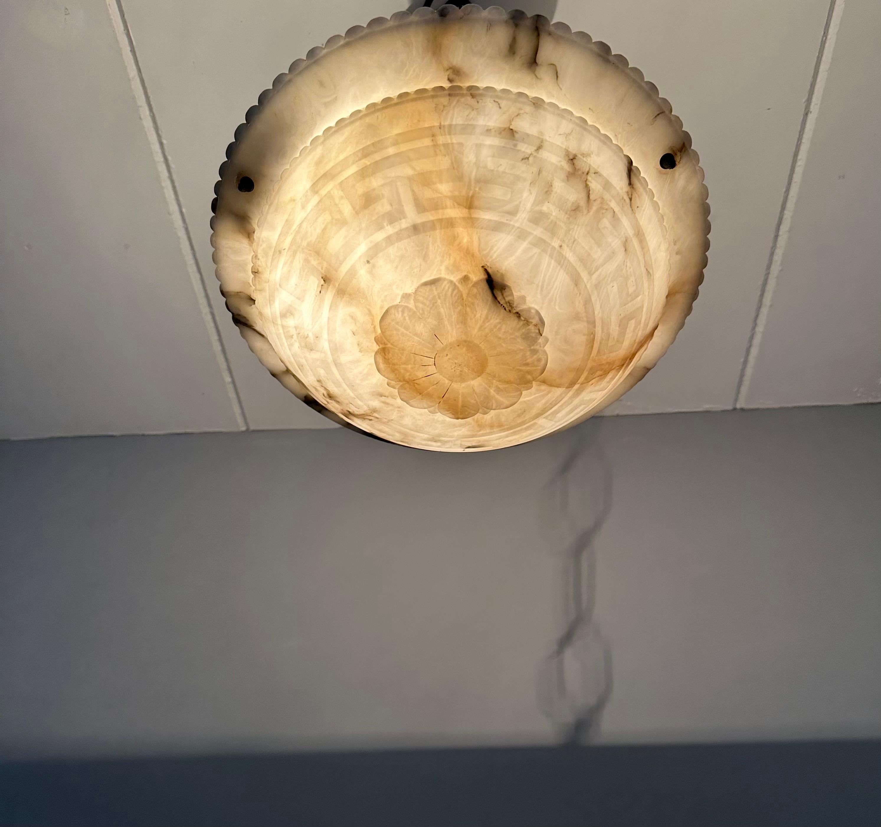 Lampe à suspension Art déco en albâtre blanc véritablement semblable à un marbre avec motif de clé grecque Bon état - En vente à Lisse, NL