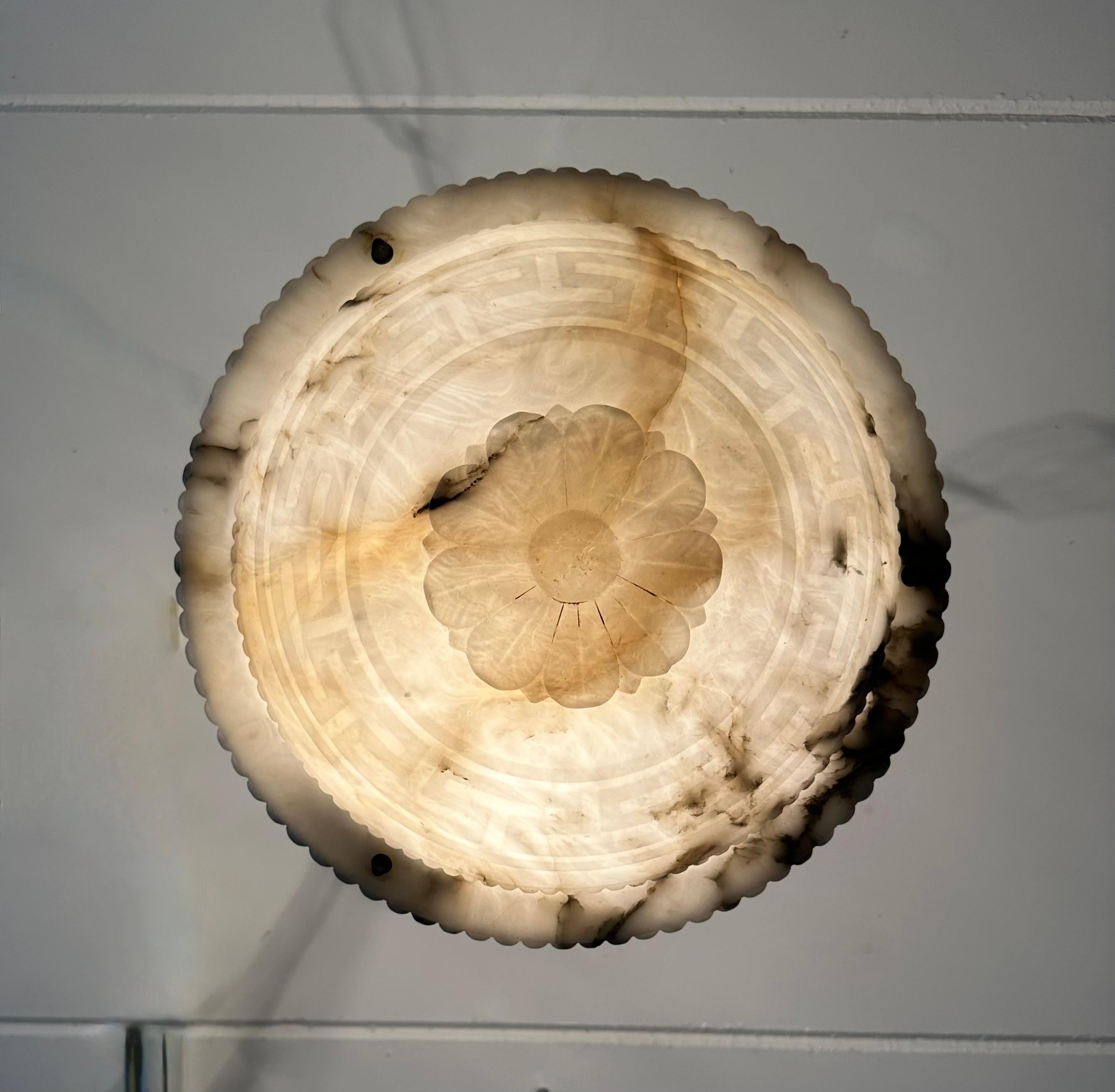 20ième siècle Lampe à suspension Art déco en albâtre blanc véritablement semblable à un marbre avec motif de clé grecque en vente