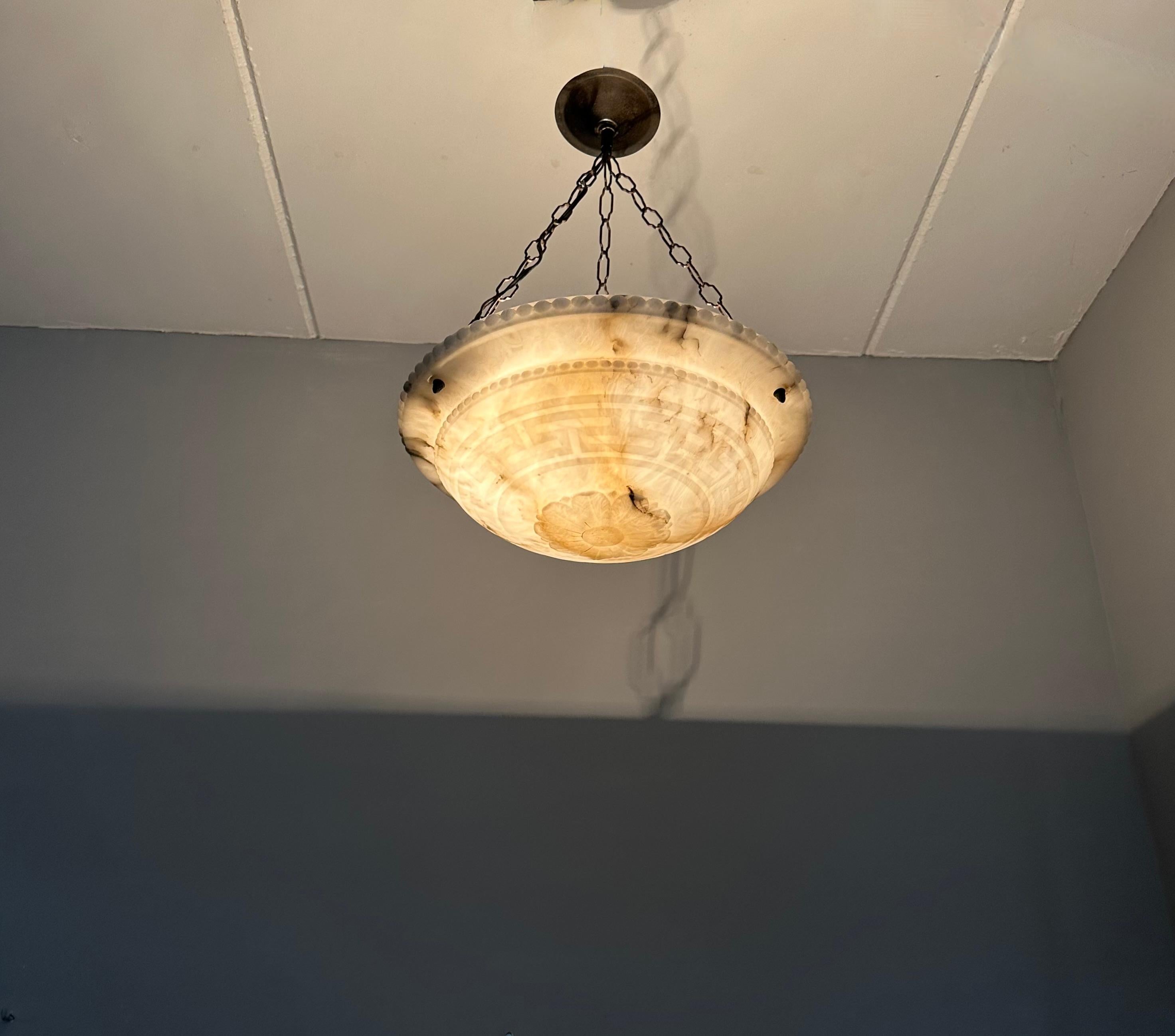 Métal Lampe à suspension Art déco en albâtre blanc véritablement semblable à un marbre avec motif de clé grecque en vente
