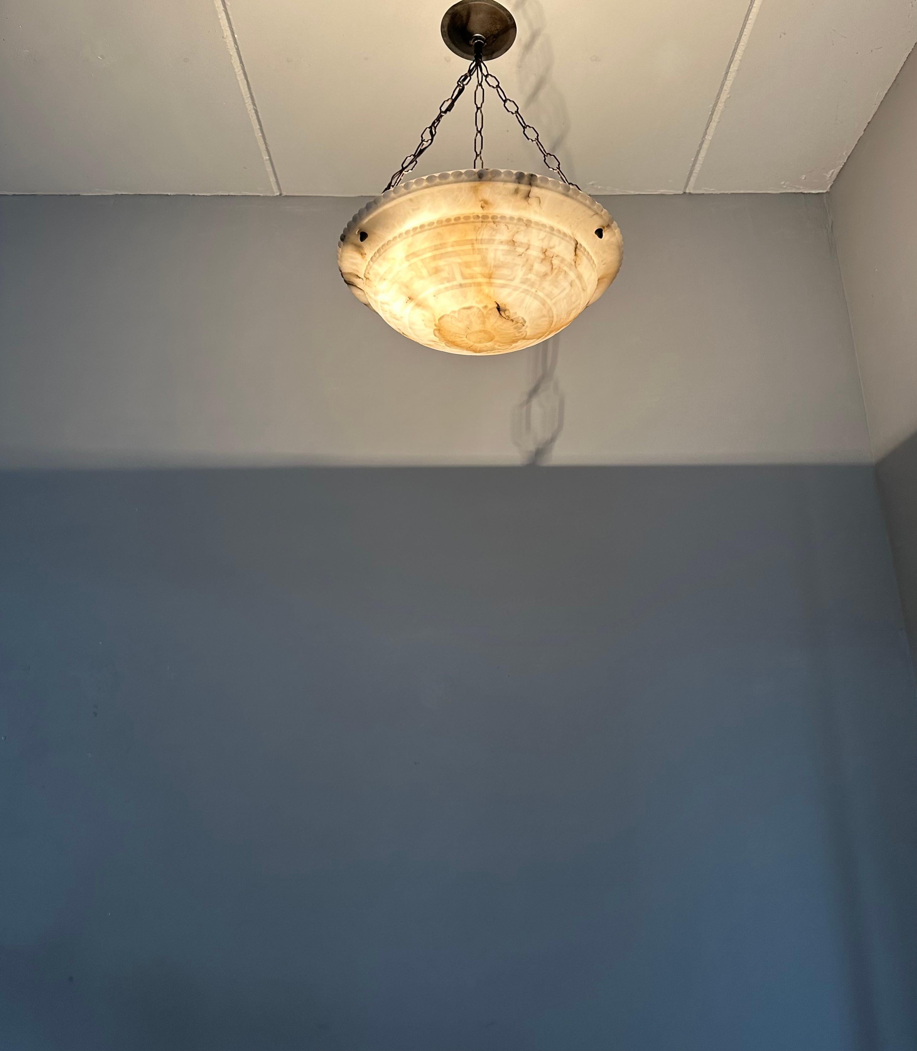 Lampe à suspension Art déco en albâtre blanc véritablement semblable à un marbre avec motif de clé grecque en vente 1