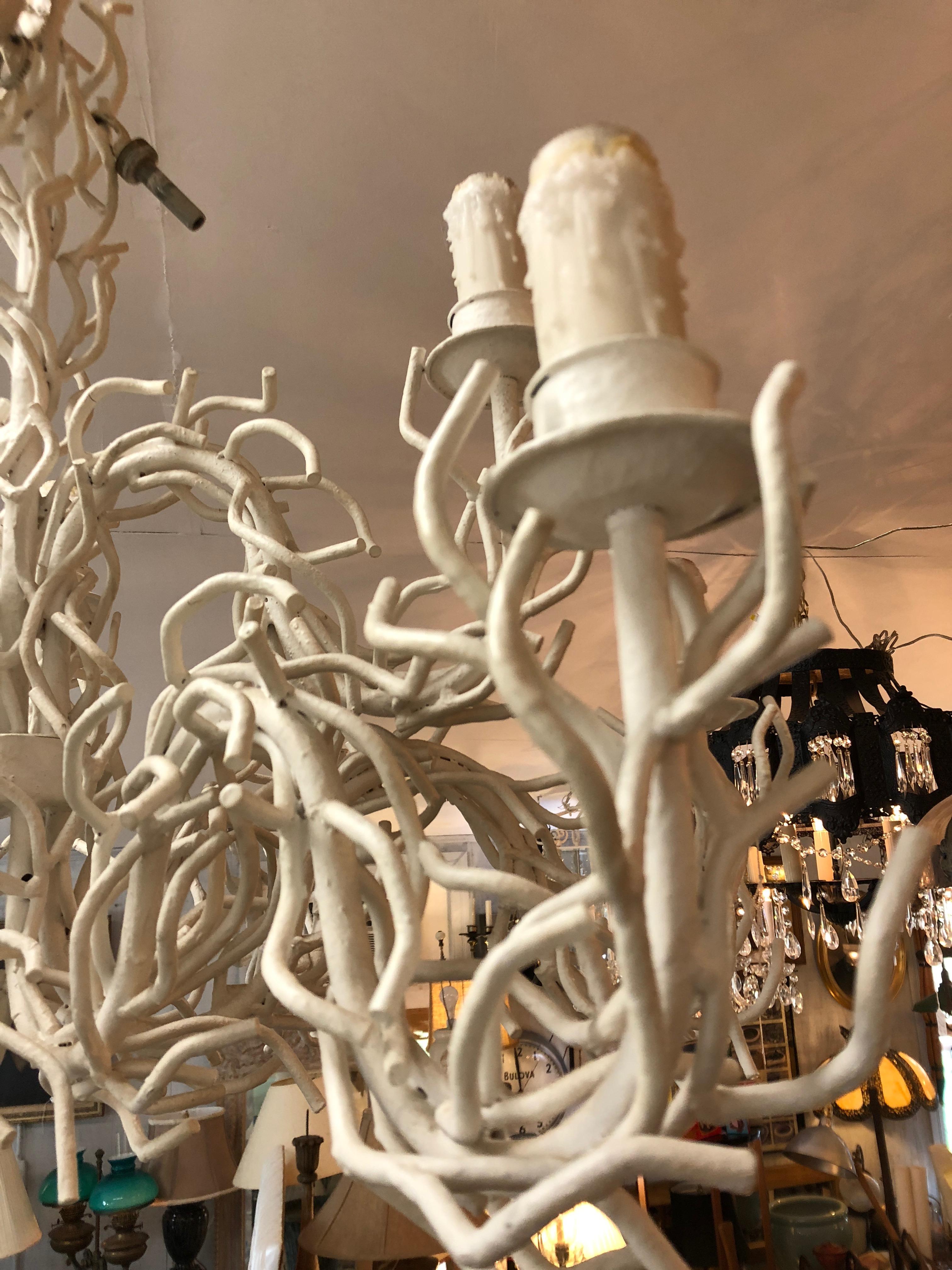 Truly Sensational, riesiger zweistöckiger Kronleuchter aus weißem Eisen und Korallenimitat (Mitte des 20. Jahrhunderts) im Angebot