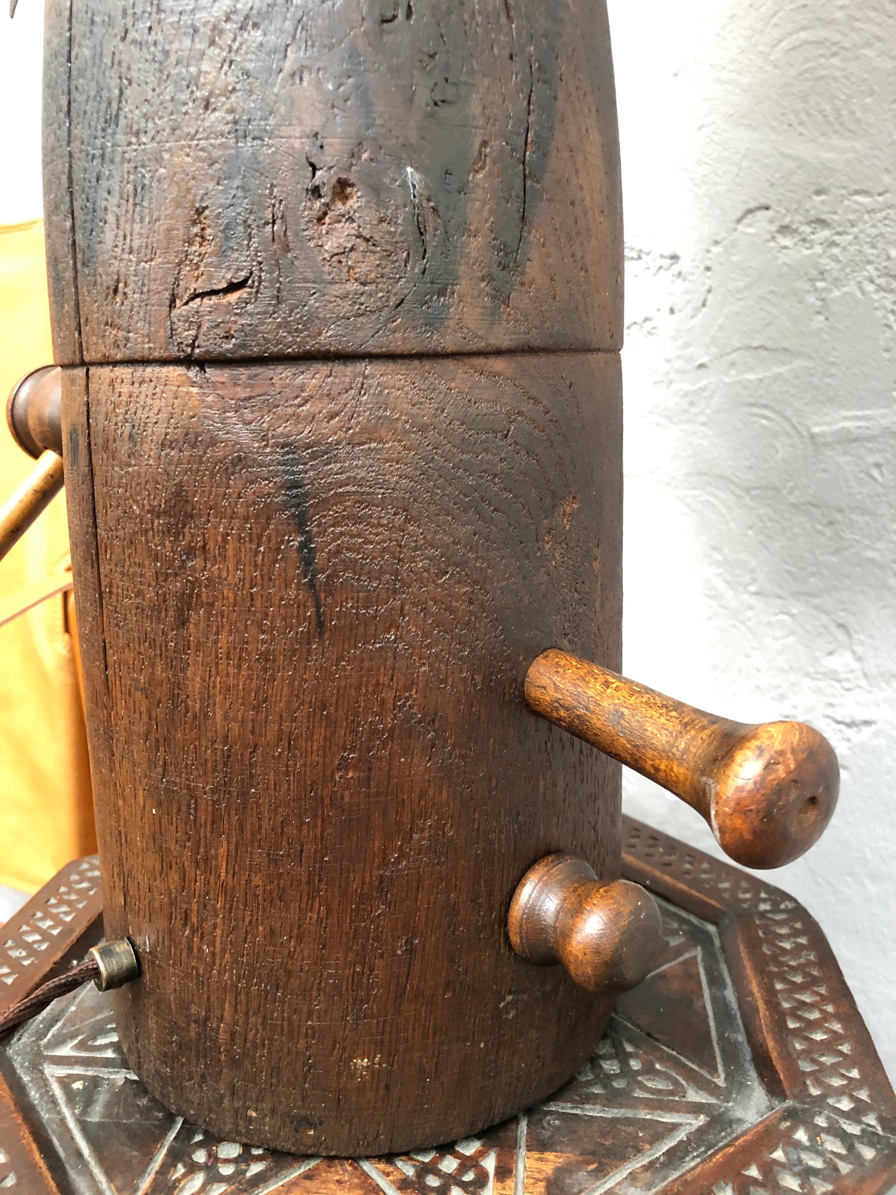 Superbe lampe de table en bois antique avec stand pour chapeau. en vente 2