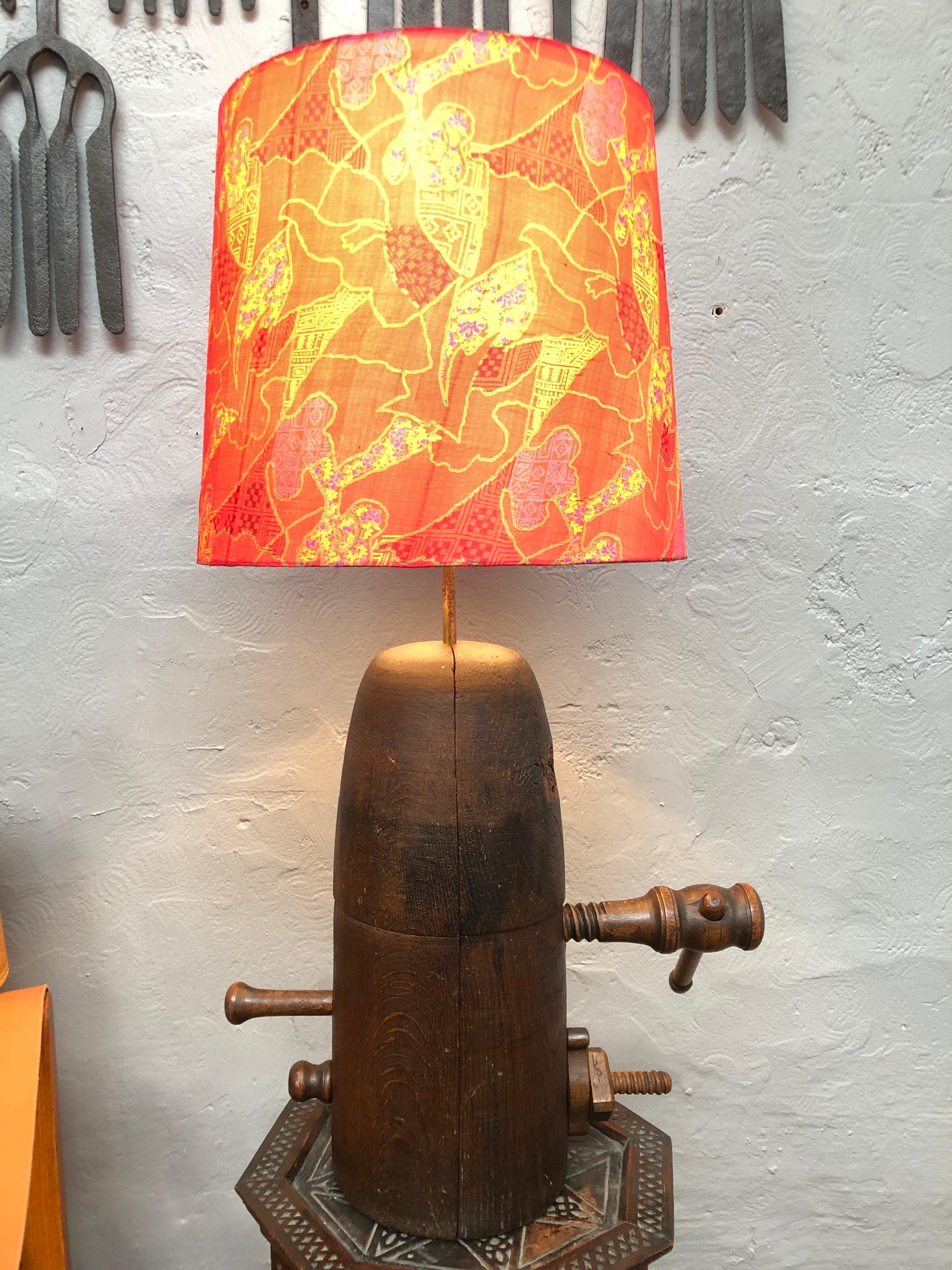 Superbe lampe de table en bois antique avec stand pour chapeau. en vente 3