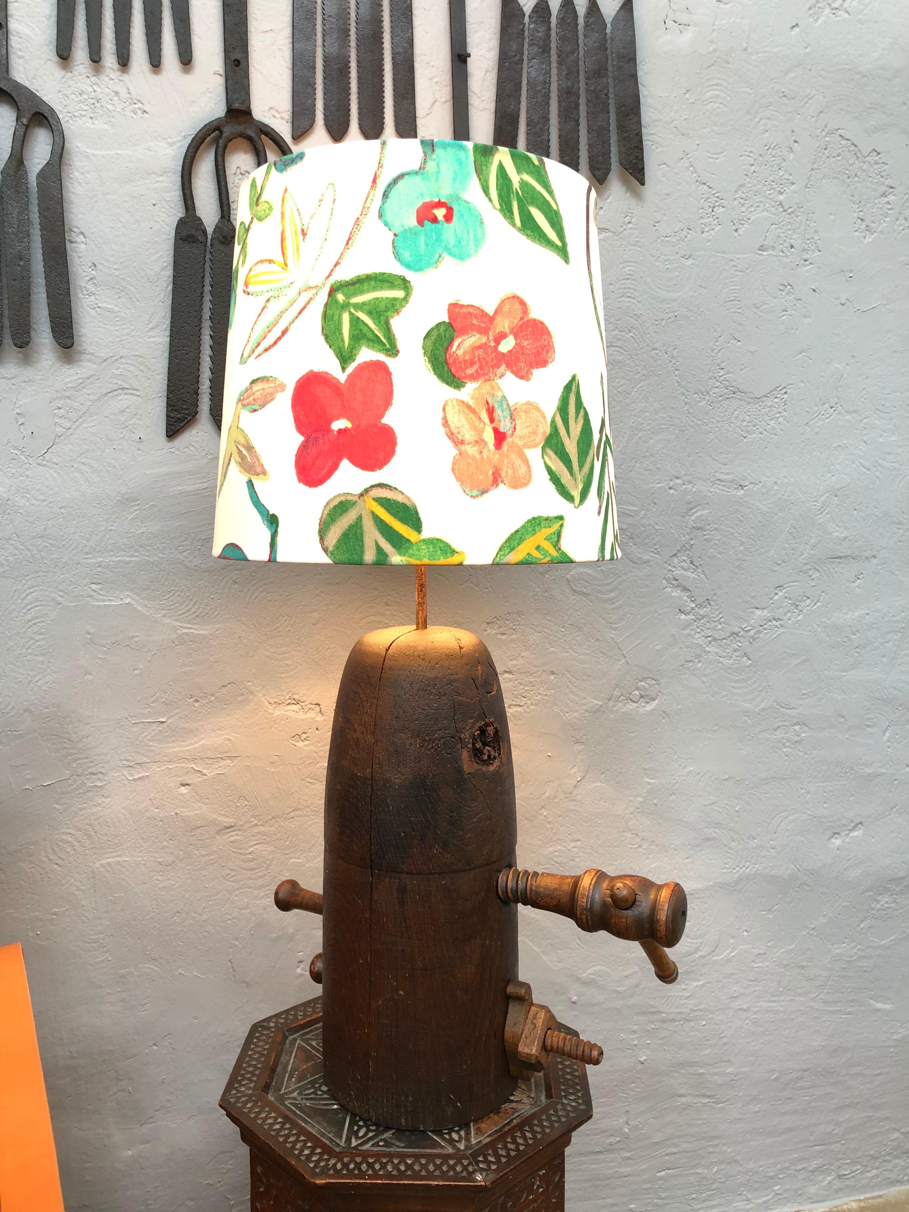 Superbe lampe de table en bois antique avec stand pour chapeau. en vente 5
