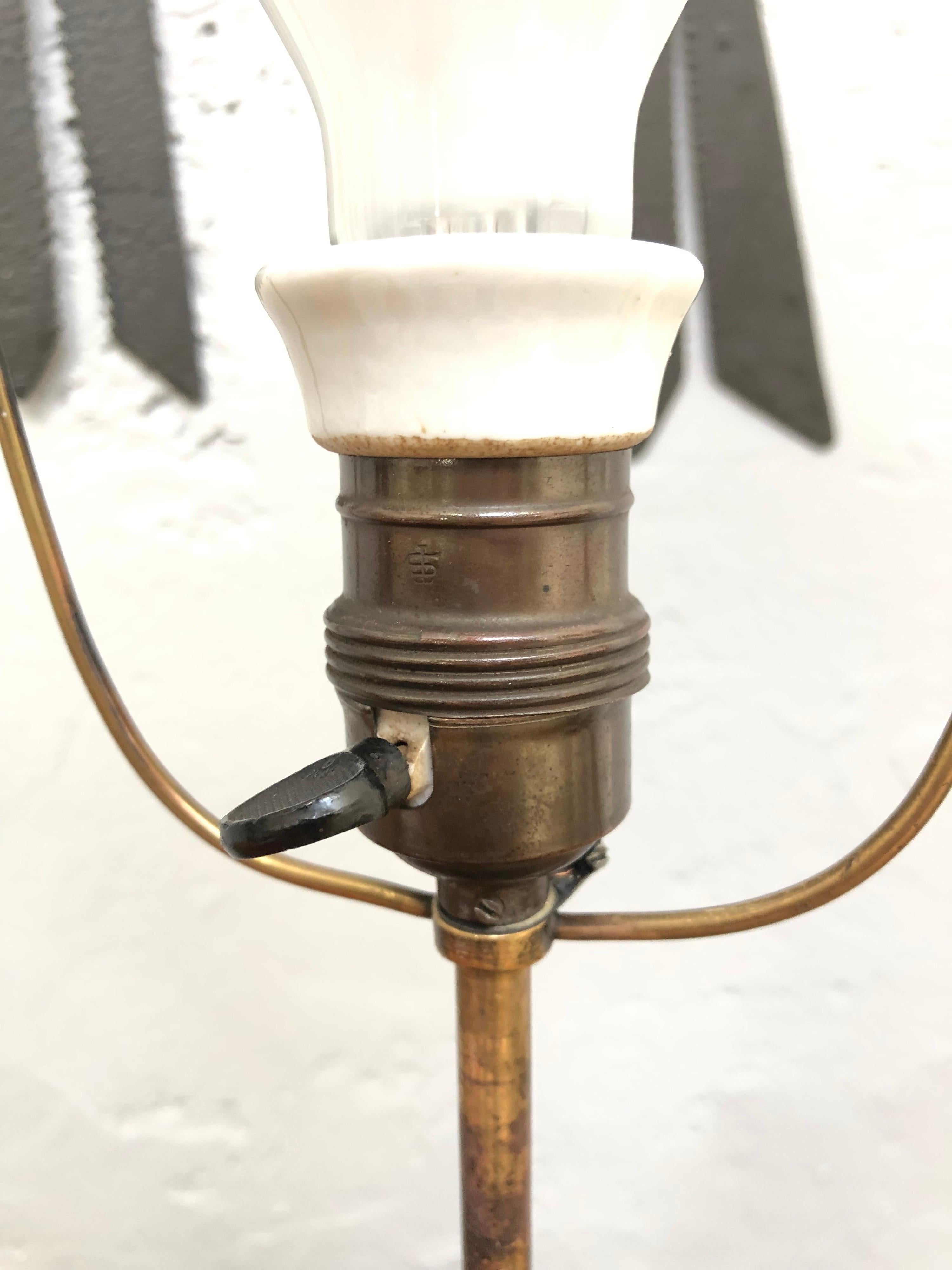 Superbe lampe de table en bois antique avec stand pour chapeau. en vente 6