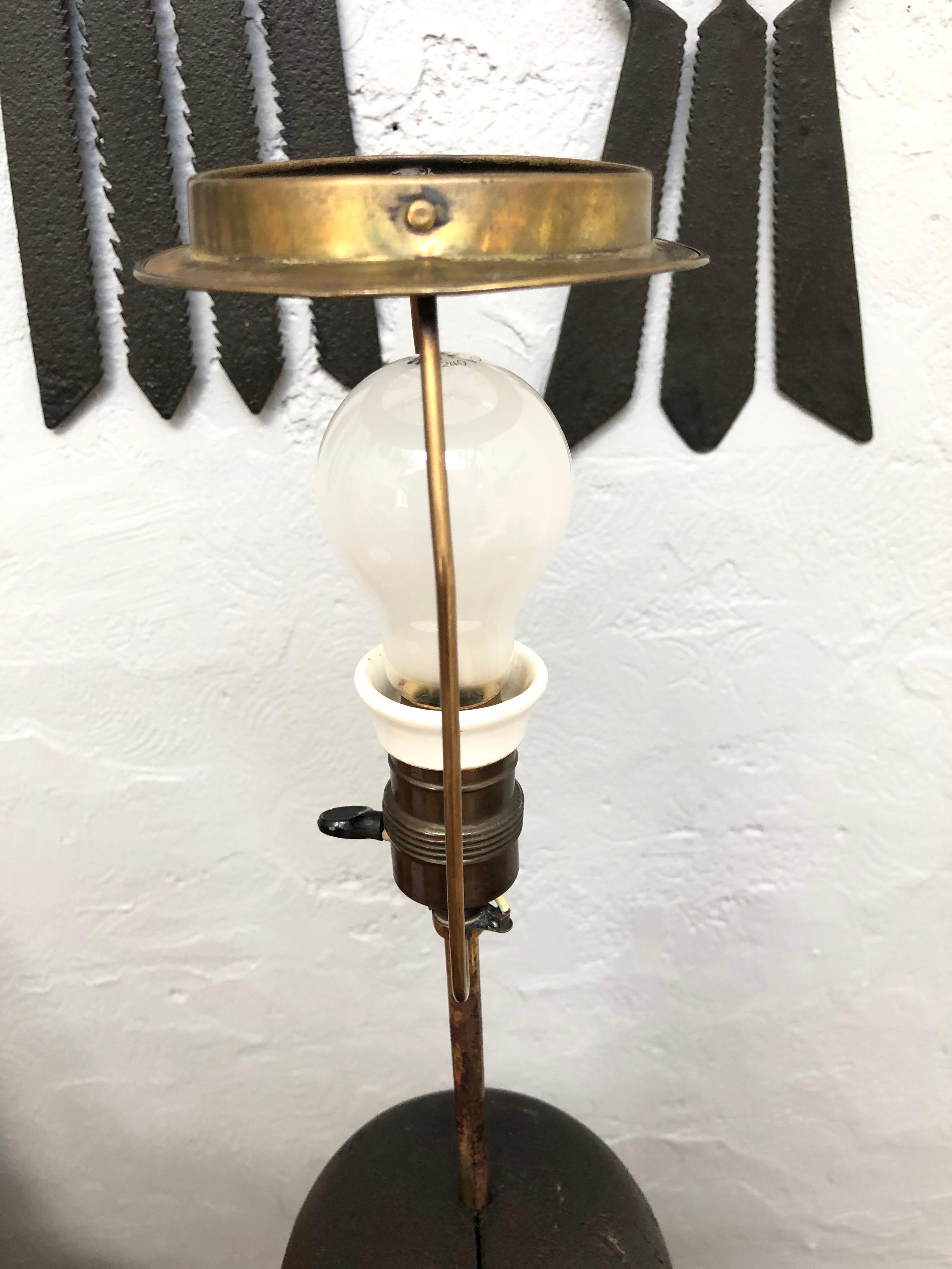 Superbe lampe de table en bois antique avec stand pour chapeau. en vente 7