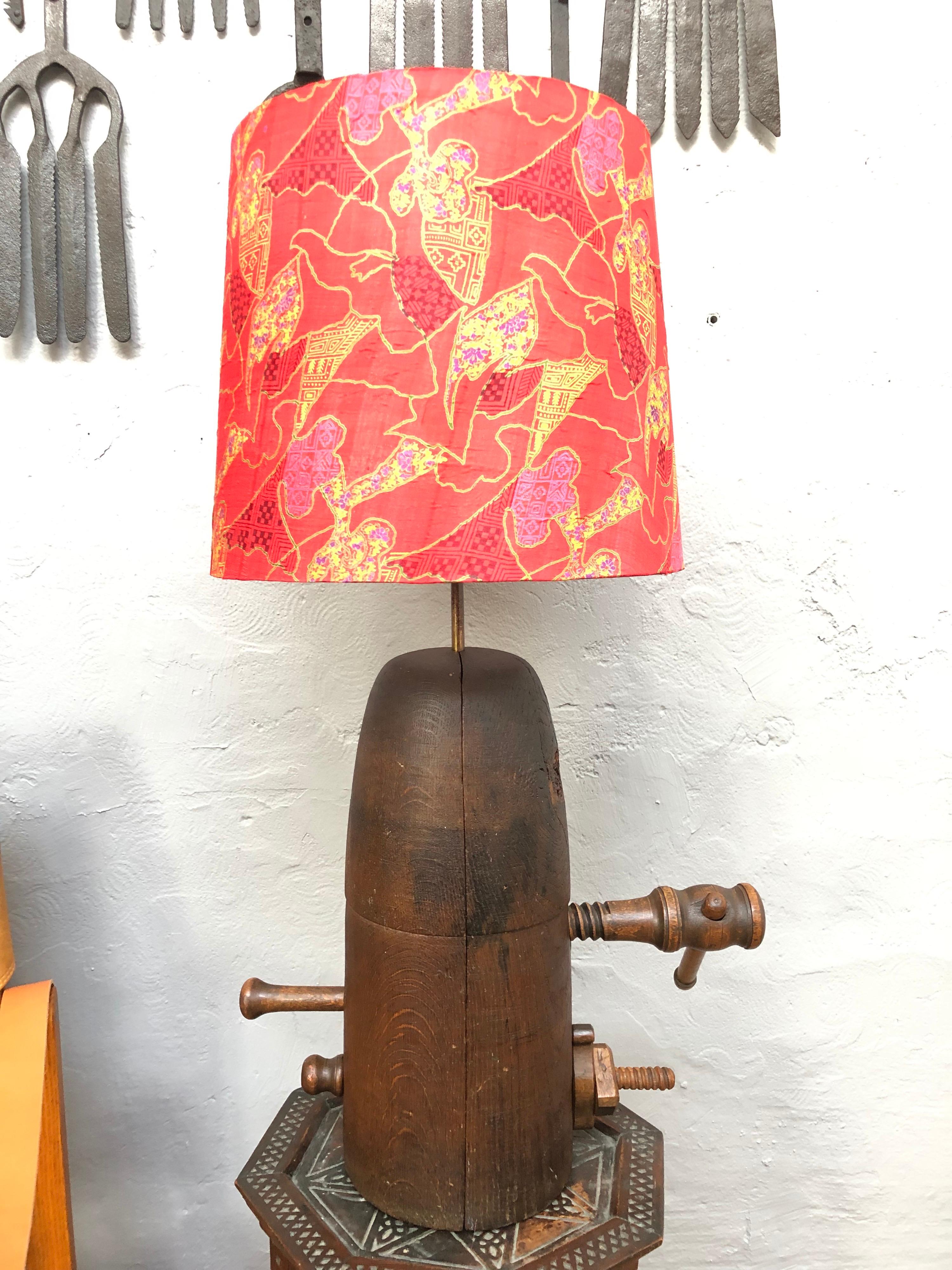 Superbe lampe de table en bois antique avec stand pour chapeau. en vente 8