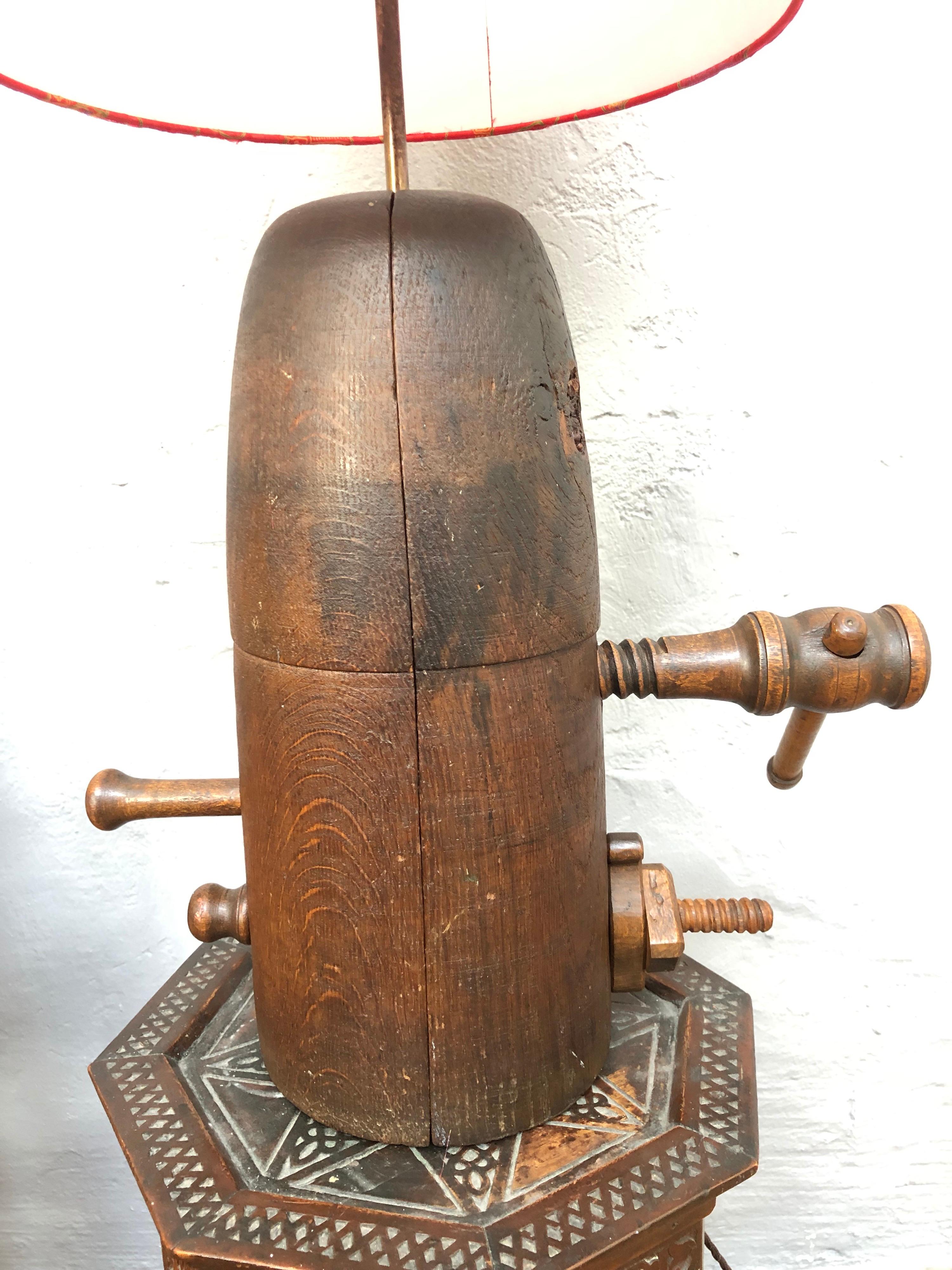 Brutalisme Superbe lampe de table en bois antique avec stand pour chapeau. en vente