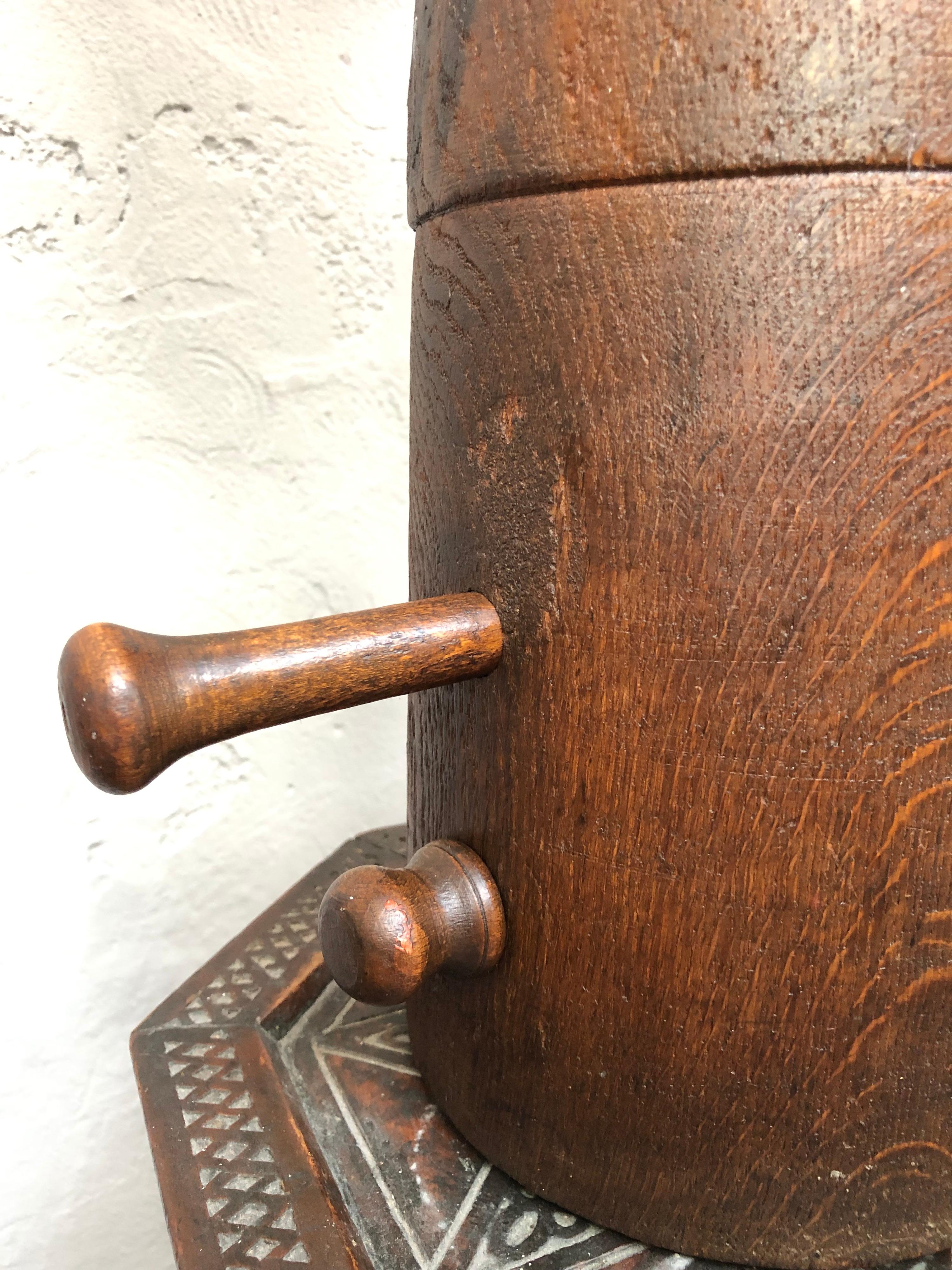 Danois Superbe lampe de table en bois antique avec stand pour chapeau. en vente