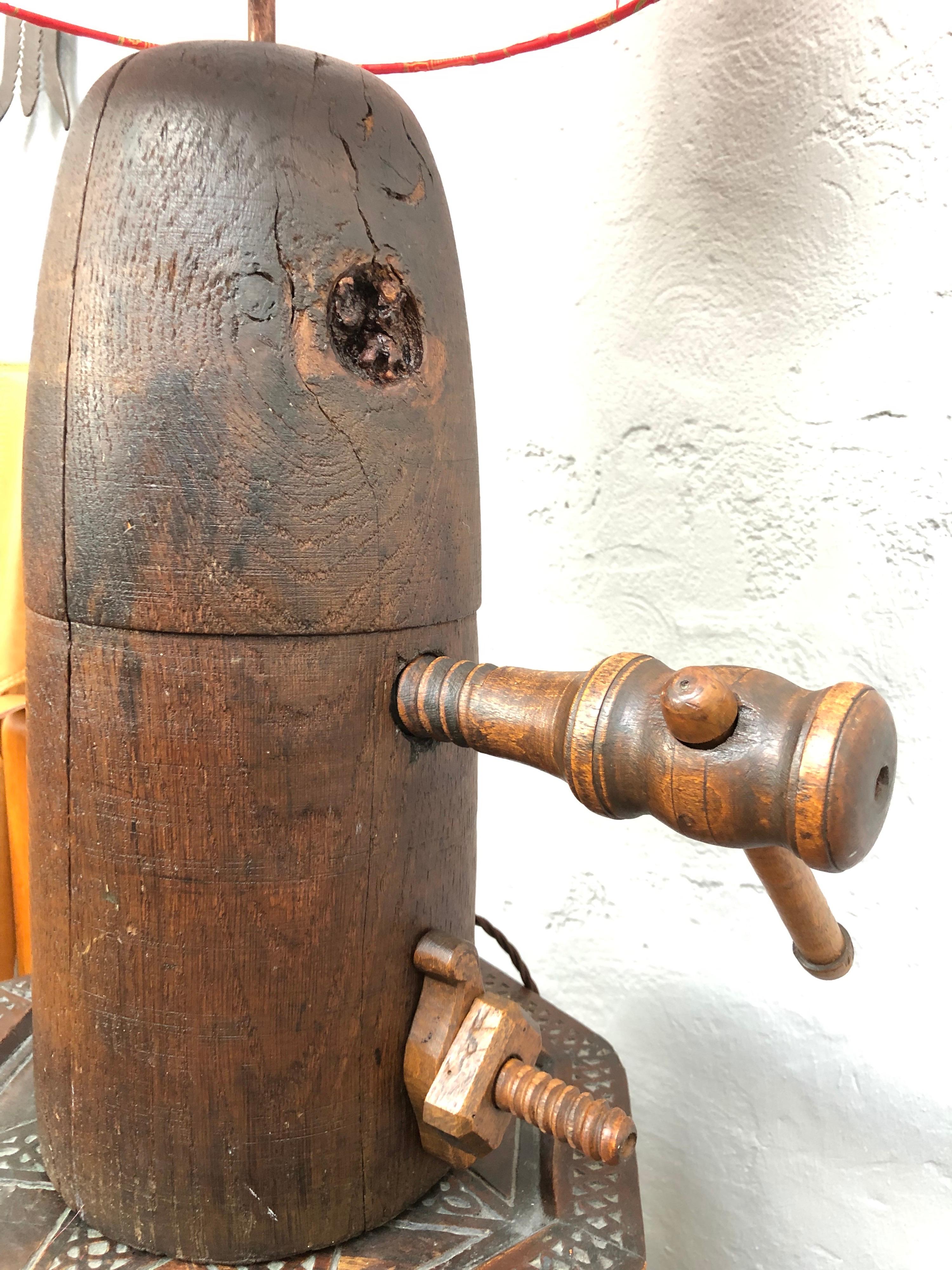 Fait main Superbe lampe de table en bois antique avec stand pour chapeau. en vente