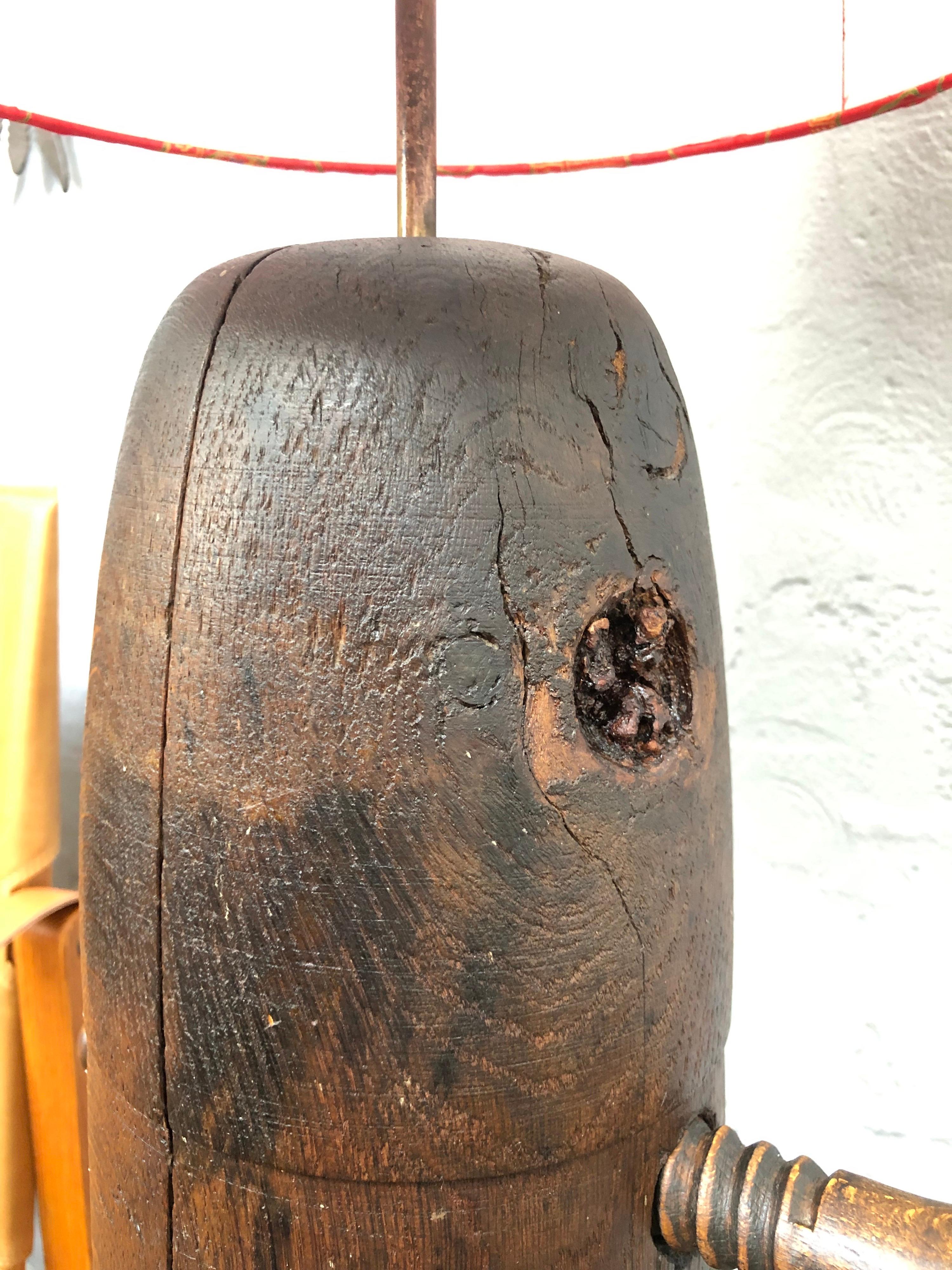 Superbe lampe de table en bois antique avec stand pour chapeau. Bon état - En vente à Søborg, DK