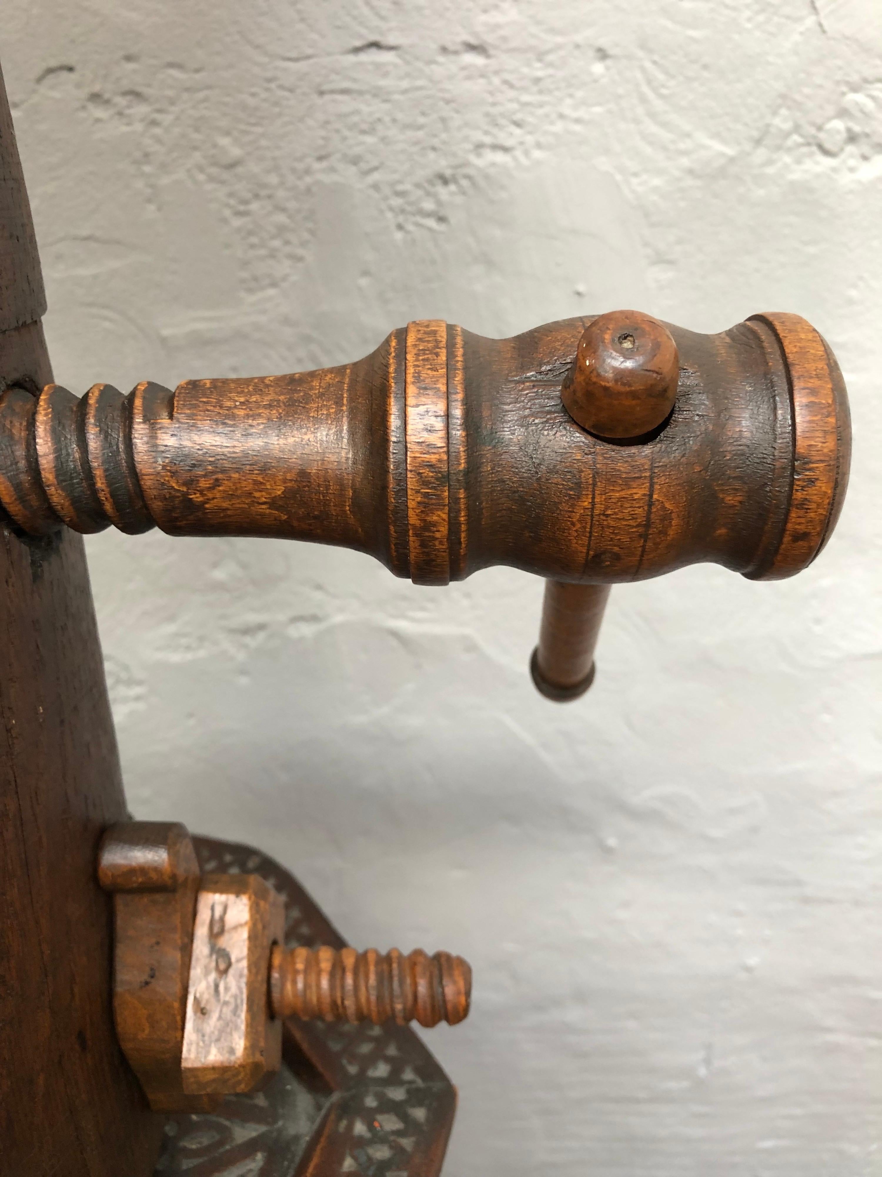 Fin du XIXe siècle Superbe lampe de table en bois antique avec stand pour chapeau. en vente