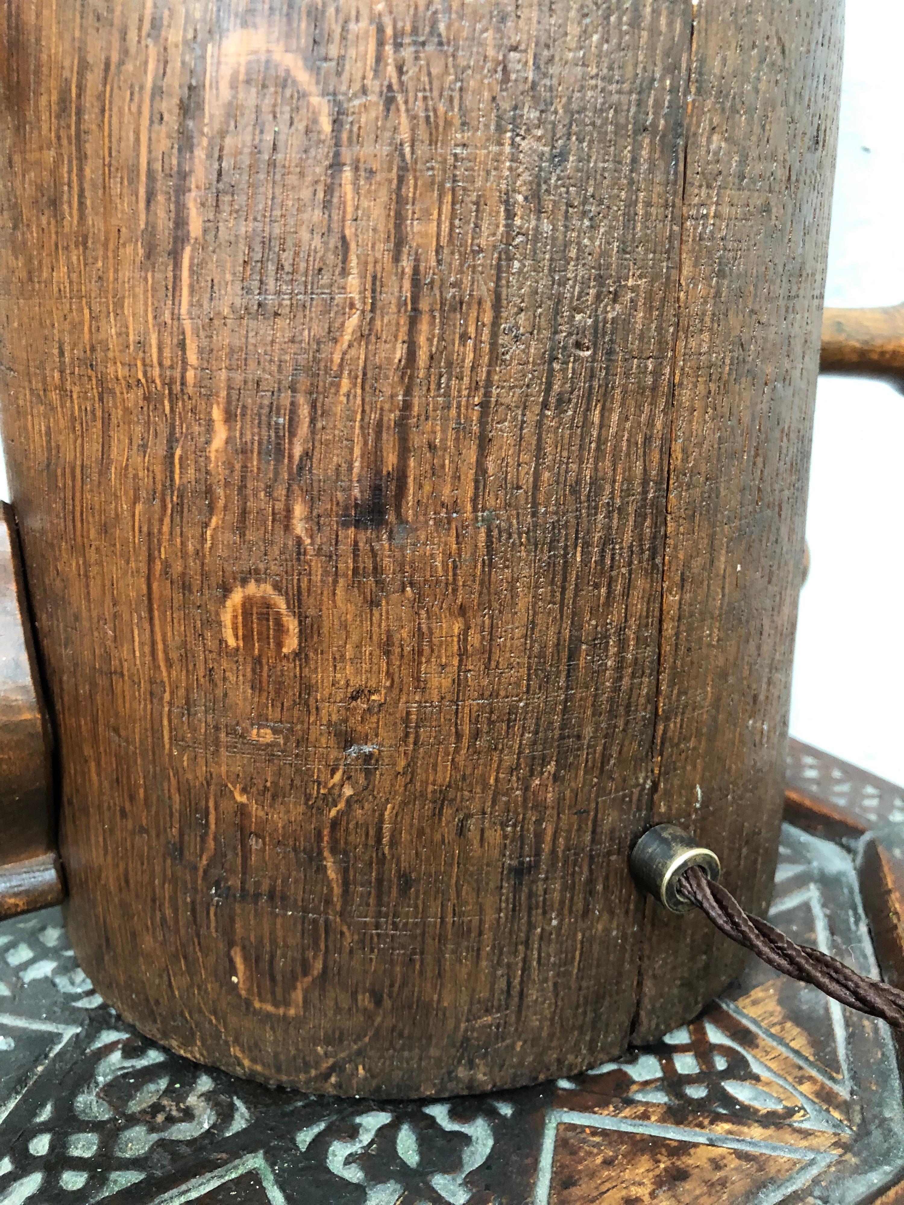 Pin Superbe lampe de table en bois antique avec stand pour chapeau. en vente