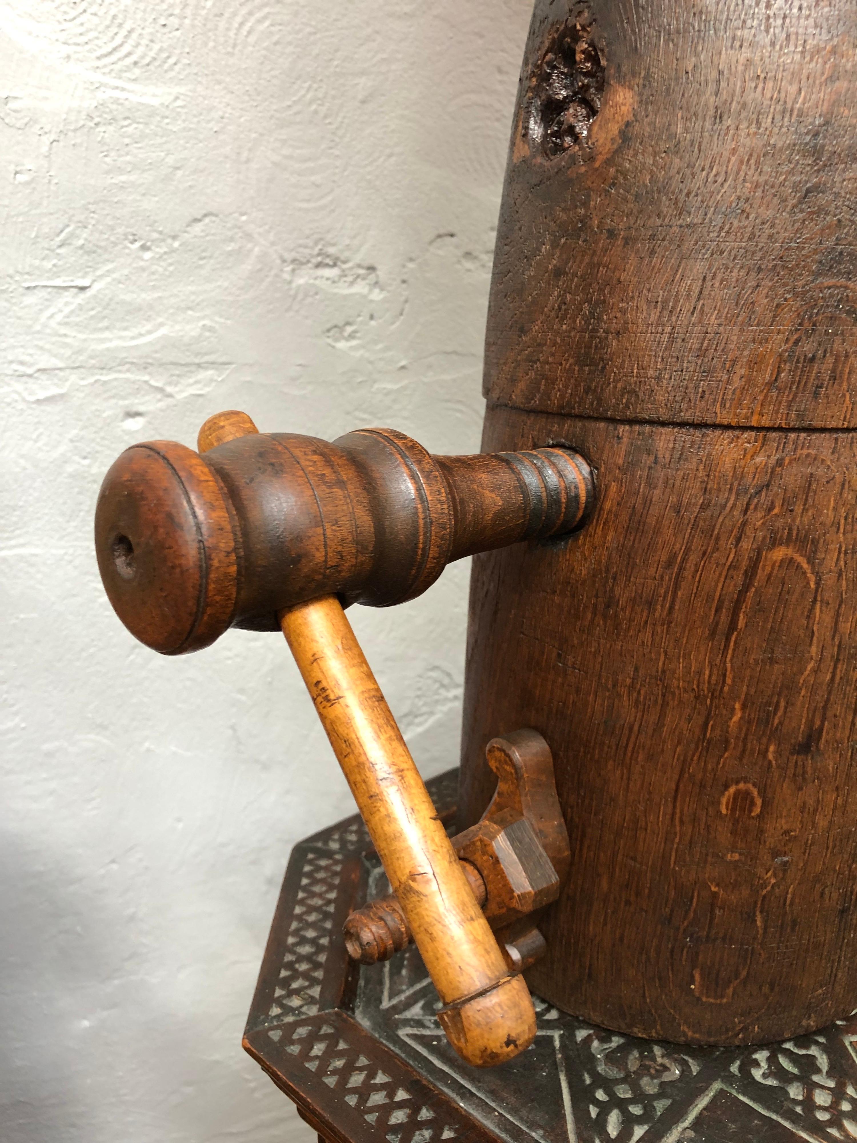 Superbe lampe de table en bois antique avec stand pour chapeau. en vente 1