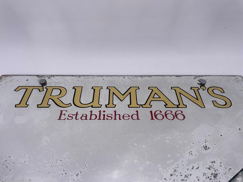 Miroir publicitaire pour la bière Truman's London, début du 20e siècle.

Aigle peint sous verre, jolie calligraphie et inscriptions en lettres d'or et d'argent.

Avec la patine du temps et l'absence d'argenture sur les bords qui ne font qu'ajouter
