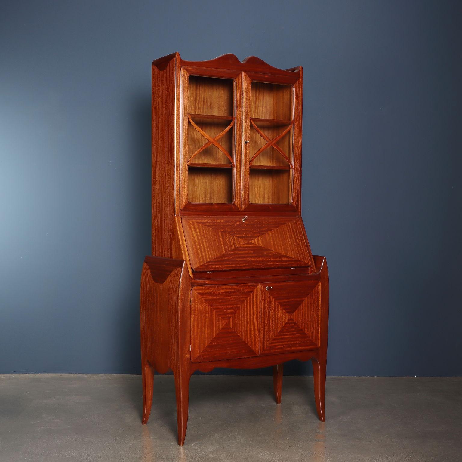 Elegant 20th-century Italian-made Trumeau made of mahogany wood that is appreciated for the wavy line of the legs and sides. At the top is a display case with glass shelves and doors and a drop-down opening embellished with a triangle veneer. At the