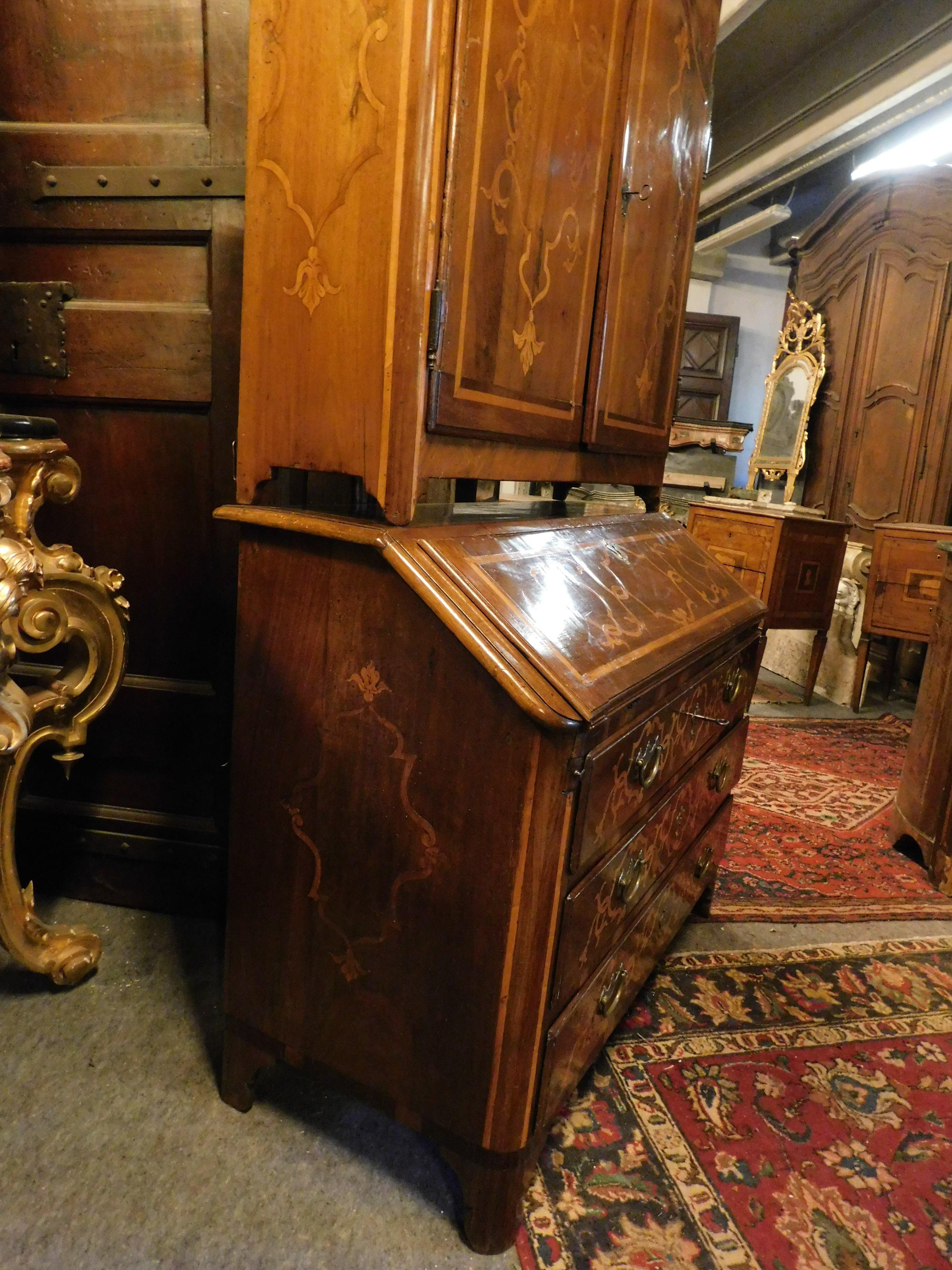 Trumeau cabinet in walnut richly inlaid, Italy In Good Condition For Sale In Cuneo, Italy (CN)