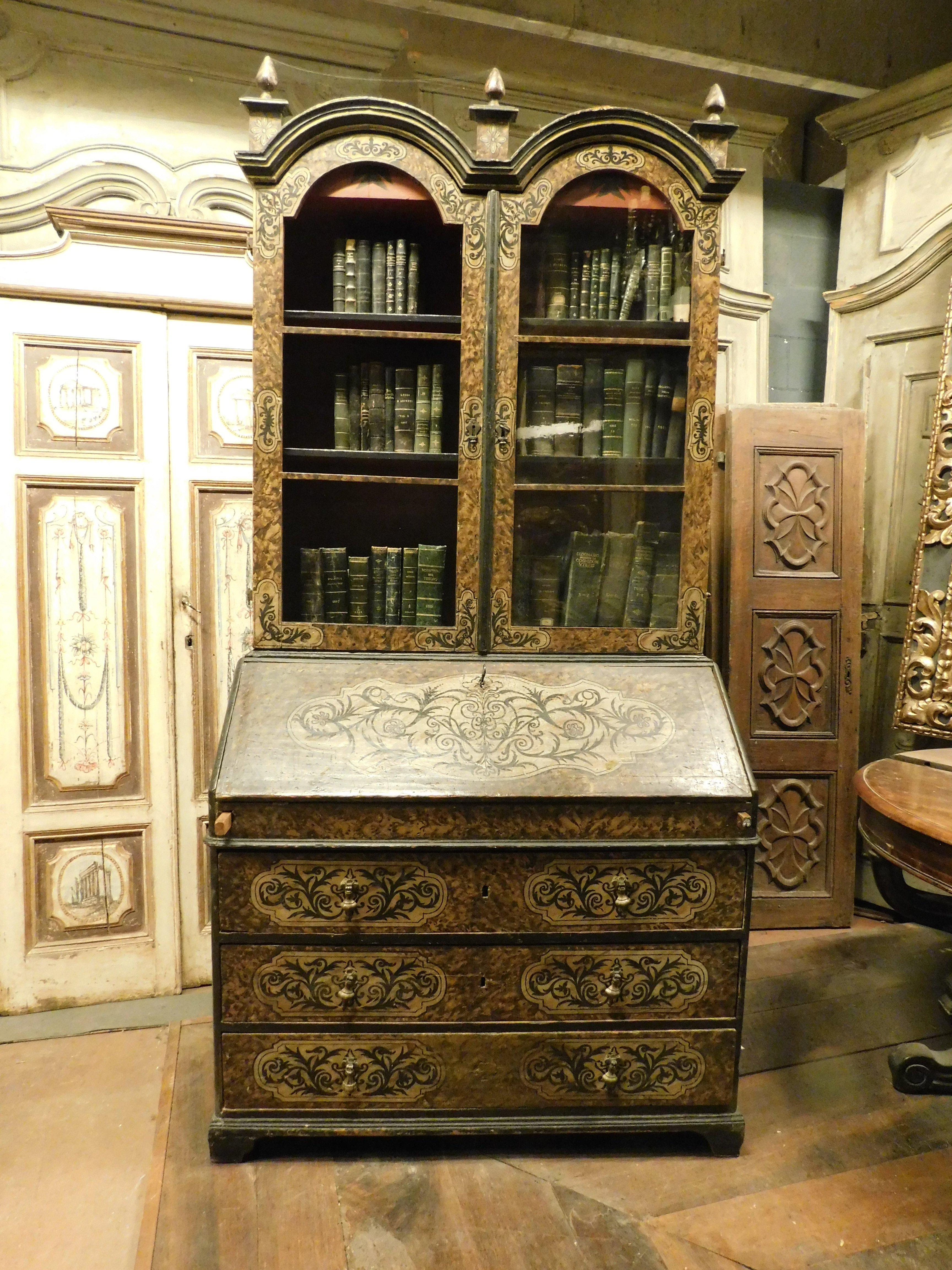 Antiguo Trumeau, precioso cuerpo doble de madera lacada y ricamente pintada, Tiene una base con tres cajones y una solapa que oculta compartimentos y cajones. Ideal para decorar y contener libros y documentos, útil en una casa chic, en una oficina