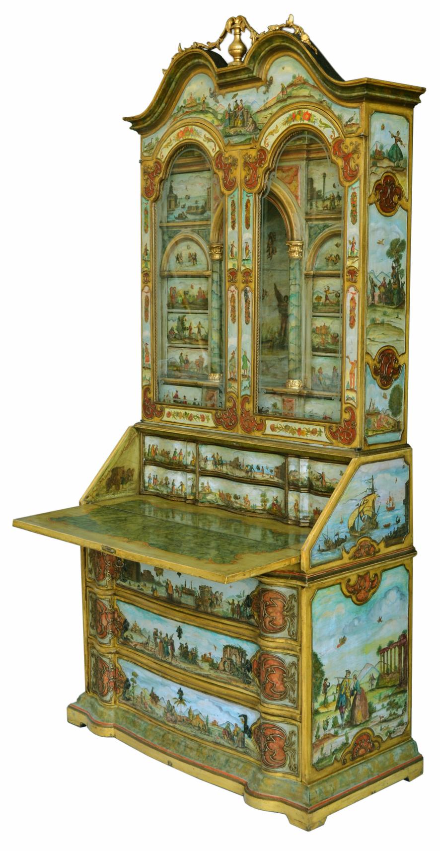 Dieses Trumeau wurde in der Technik der venezianischen Kunst handgefertigt.
Im 18. Jahrhundert verbreitete sich in Venedig die Mode des Lackierens. Mit kleinen Drucken, ausgeschnitten und dann auf das Holz geklebt, dann handbemalt und am Ende