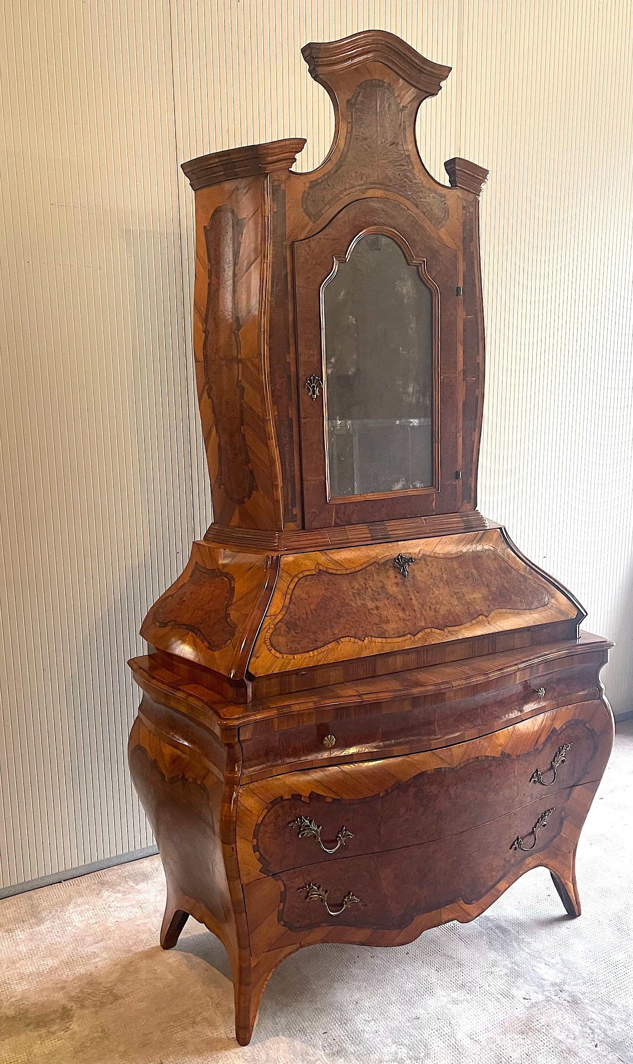 Trumeau datable to about 1860, from northern Italy.

The cabinet in question is entirely veneered in walnut and burl walnut, filleted in Fine woods, with a fir back and interior. Two compositional parts are present: the upper part of the riser